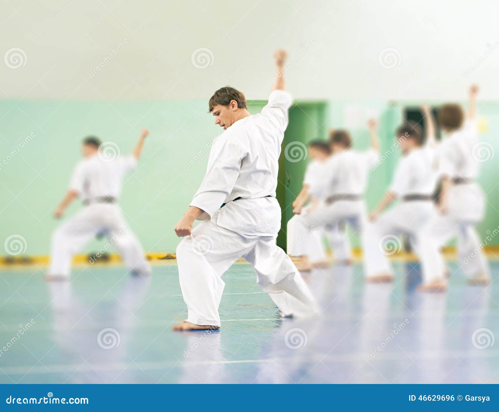 Частный урок каратэ. Урок в каоат уроки по каратэ. Фото уроки карате. Школа карате для женщин.