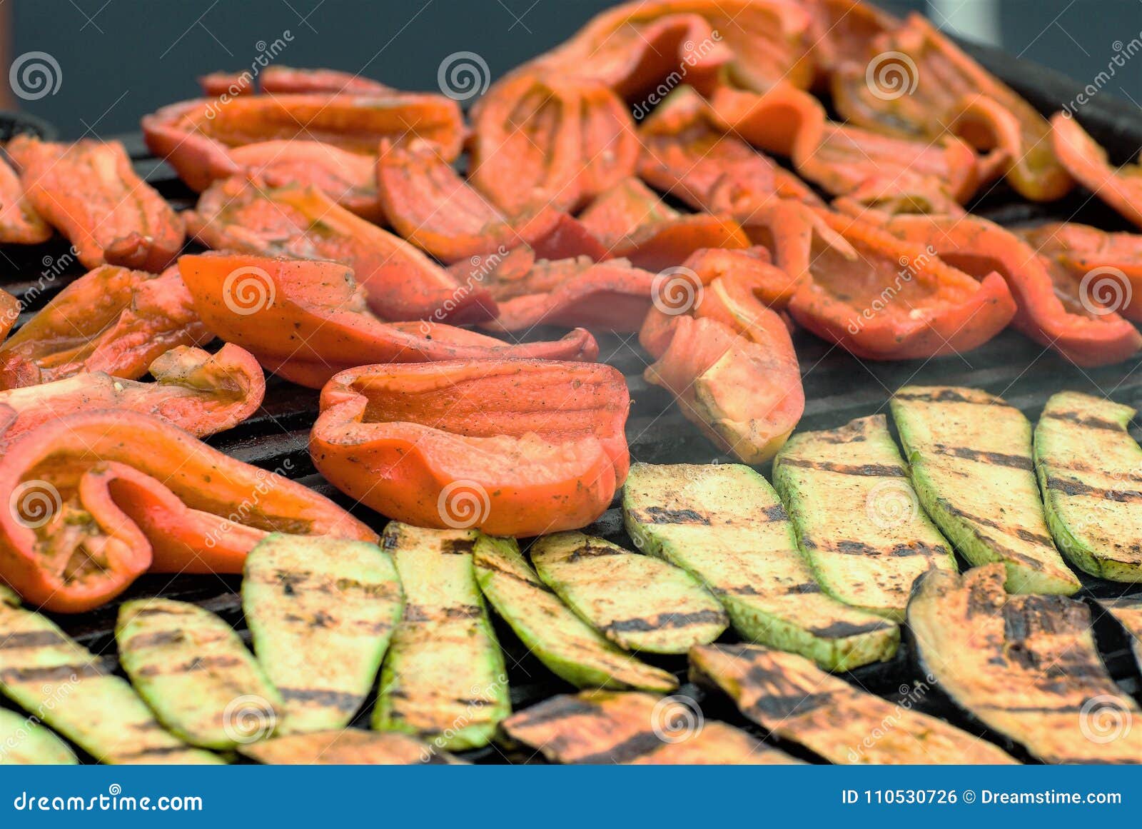 Les légumes frits sur le gril, y compris l'aubergine, poivrent, photo horizontale