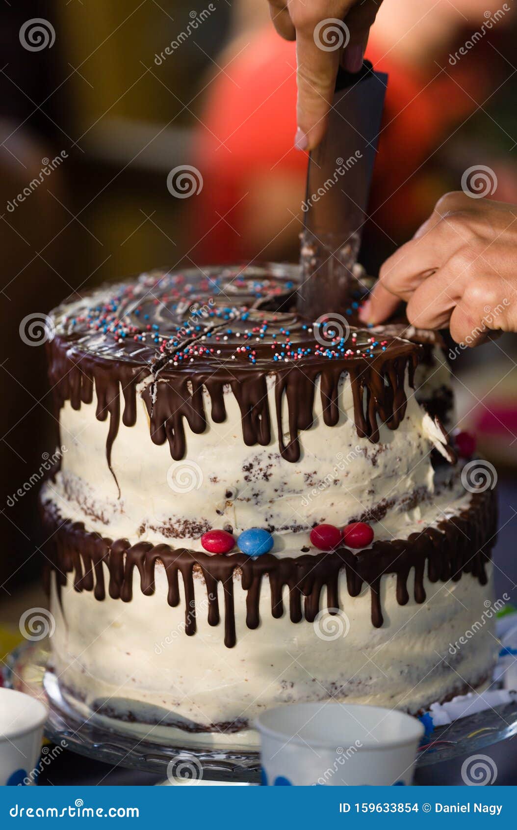Les Mains Coupees Tranche Un Gateau D Anniversaire Avec Garniture De Chocolat Et De Bonbons Photo Stock Image Du Frais Sucrerie Les Mains Coupees Tranche Un Gateau D Anniversaire Avec Garniture De Chocolat Et De Bonbons Photo Stock Image Du Frais Sucrerie