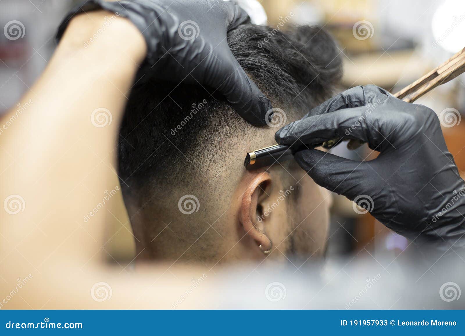 Les Mains De Coiffeurs Avec Le Maquillage De Gants équipe La Tête Image  stock - Image du garniture, masculin: 191957933