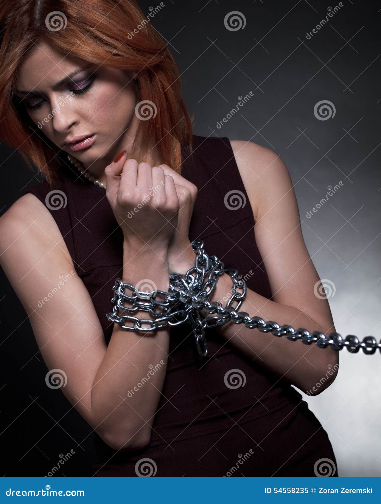 Femme bijoux accessoires. Femme de mode dans les mains et le cou en collier  bracelet Photo Stock - Alamy