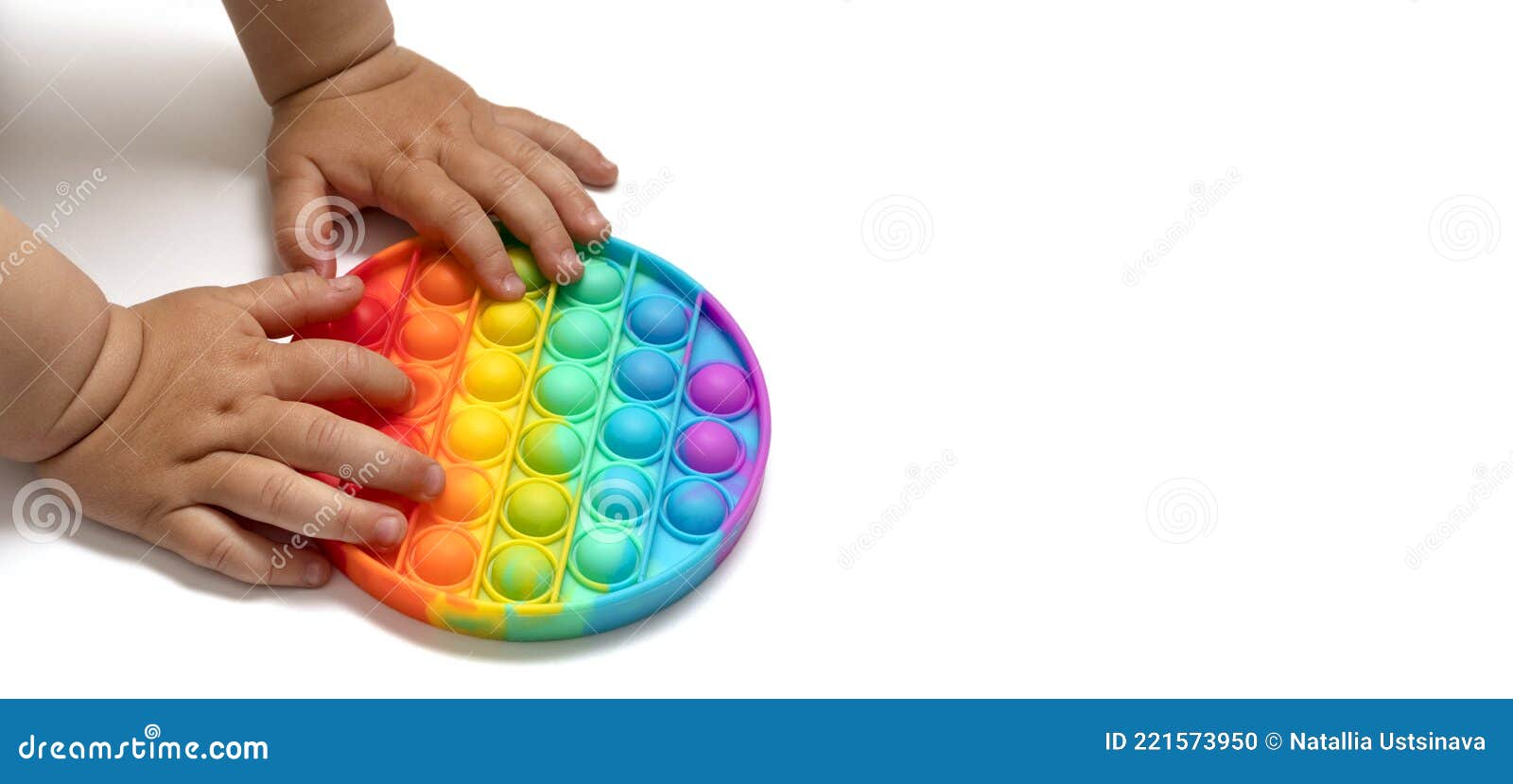 Les Mains Des Bébés Tiennent Le Jouet Anti-stress Popit. L'enfant Joue Avec  Le Jouet Populaire Pop it. Fond Blanc Avec Un Espace P Photo stock - Image  du bruit, addictives: 221573950