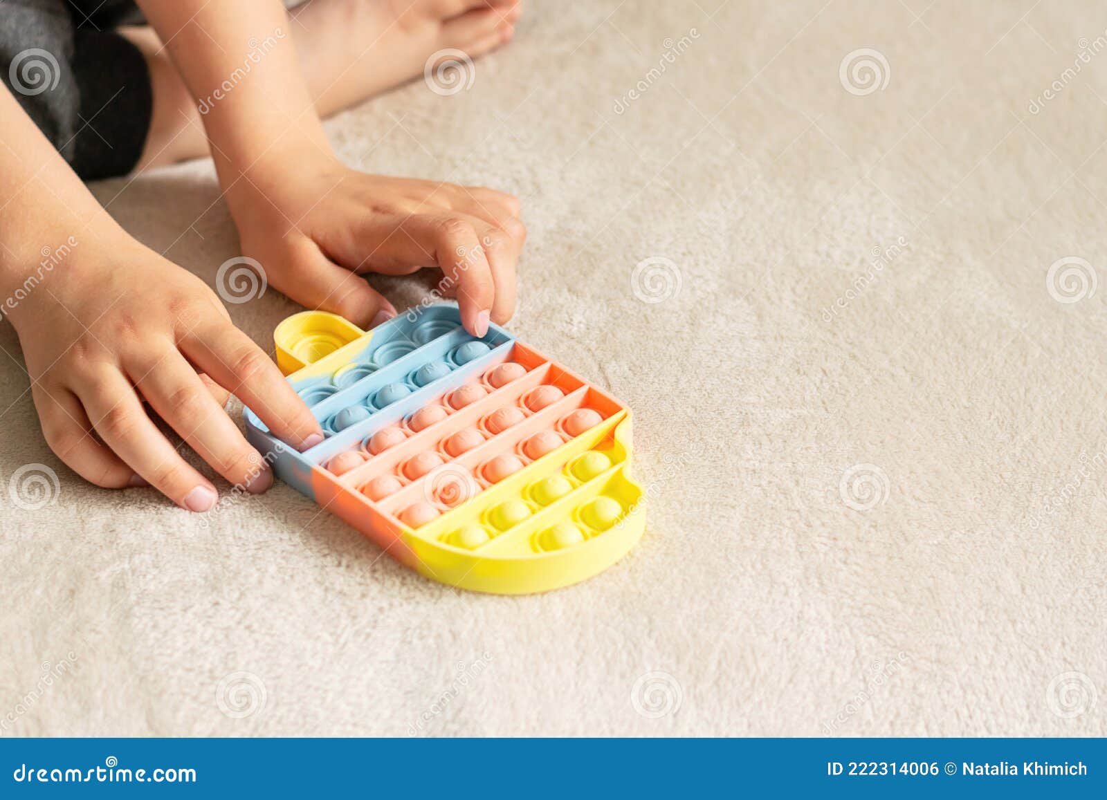 Les Mains Des Enfants Jouent Un Jouet Pop Anti-stress Sensoriel à La Mode.  L'enfant Joue Avec Un Jouet En Silicone Avec Des Bulles Photo stock - Image  du autisme, mains: 222314006