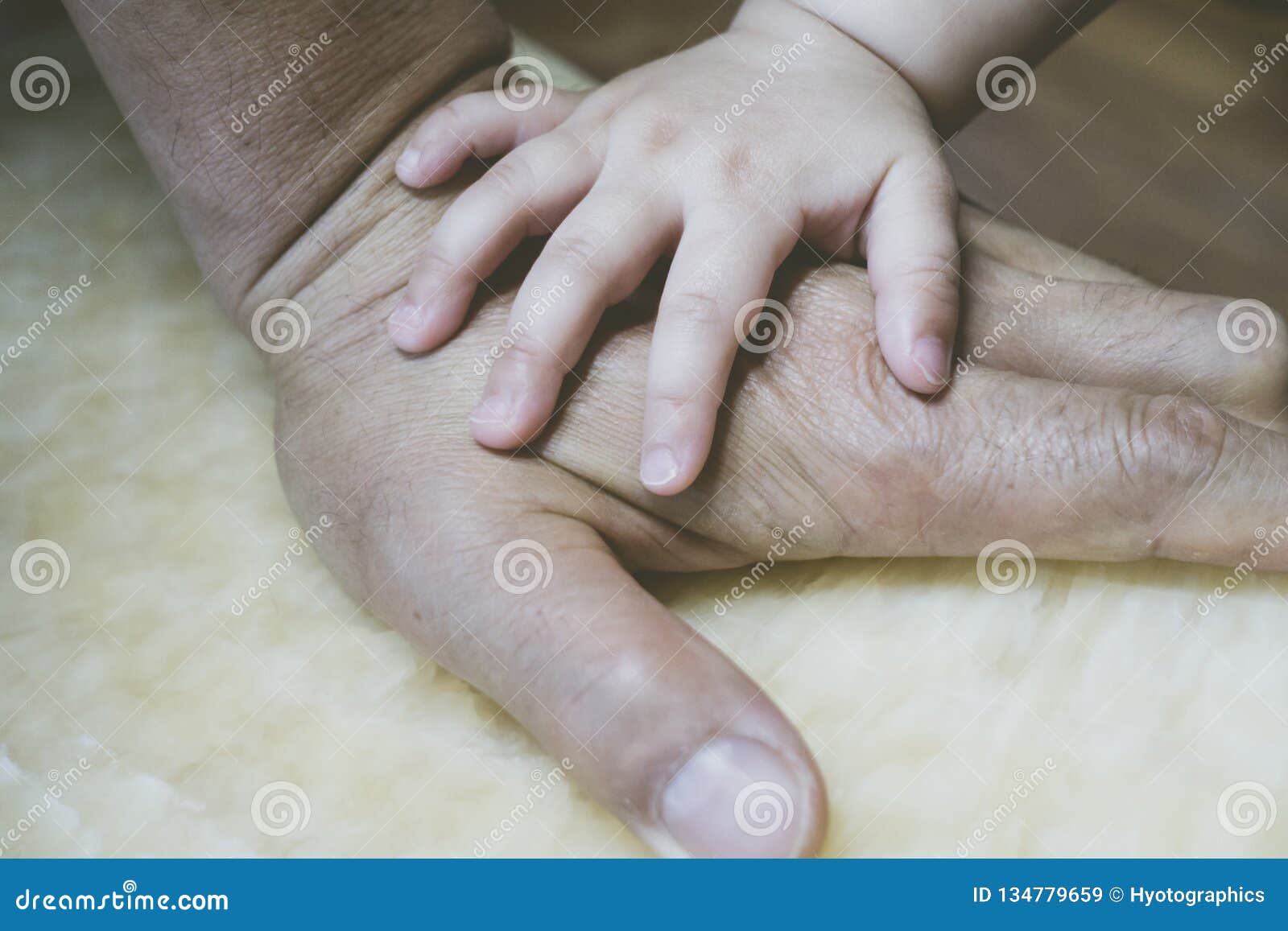 Les Mains Du Bebe Sur La Main Du Grand Pere Image Stock Image Du Sain Nourrisson