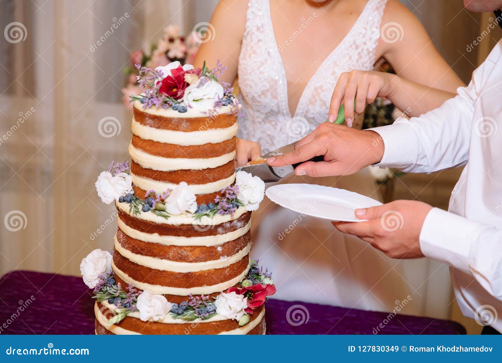Les Mains En Gros Plan De Jeunes Maries Ont Coupe Le Gateau De Mariage Blanc A Multiniveaux Decore Des Supports De Fleurs Sur Une Image Stock Image Du Fruit Sucre Les Mains En Gros Plan De Jeunes Maries Ont Coupe Le Gateau De Mariage Blanc A Multiniveaux Decore Des Supports De Fleurs Sur Une Image Stock Image Du Fruit Sucre