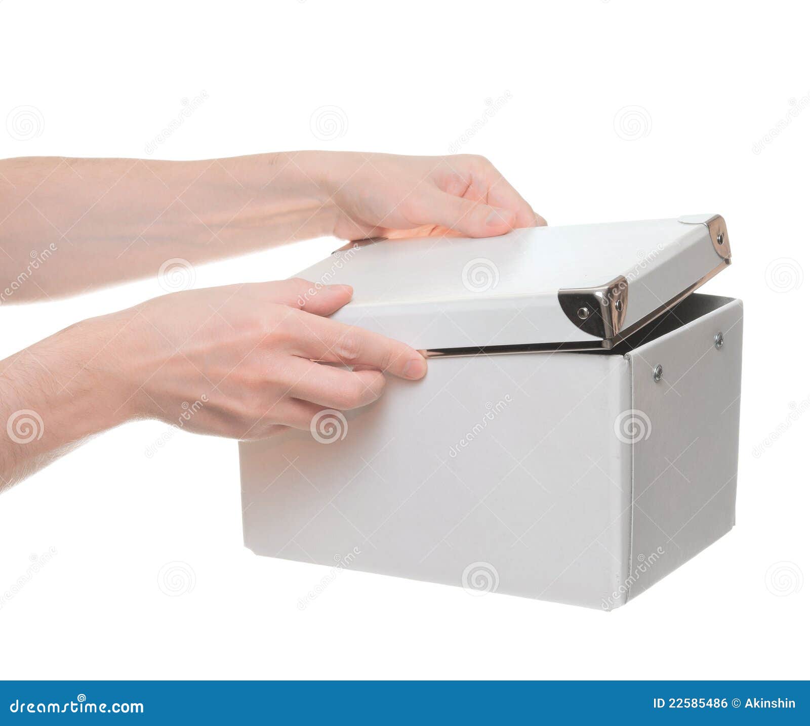 Руки открывают коробку