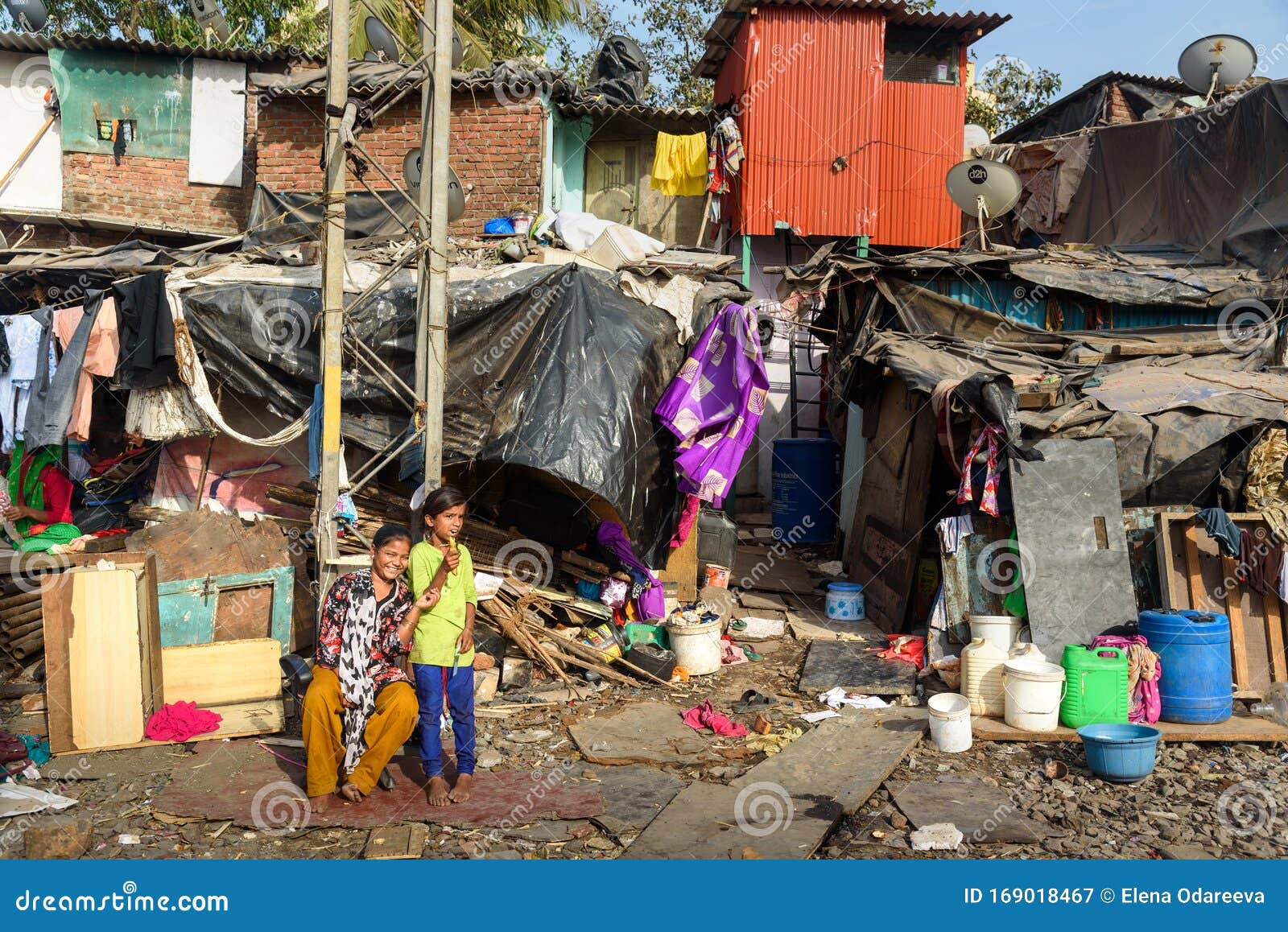 Les Pauvres Indiens Vivent Pres Du Train De Banlieue Dans Le Bidonville De Dharavi A Mumbai L Inde Photographie Editorial Image Du Construction Pauvrete Les Pauvres Indiens Vivent Pres Du Train De Banlieue Dans Le Bidonville De Dharavi A Mumbai L Inde Photographie Editorial Image Du Construction Pauvrete
