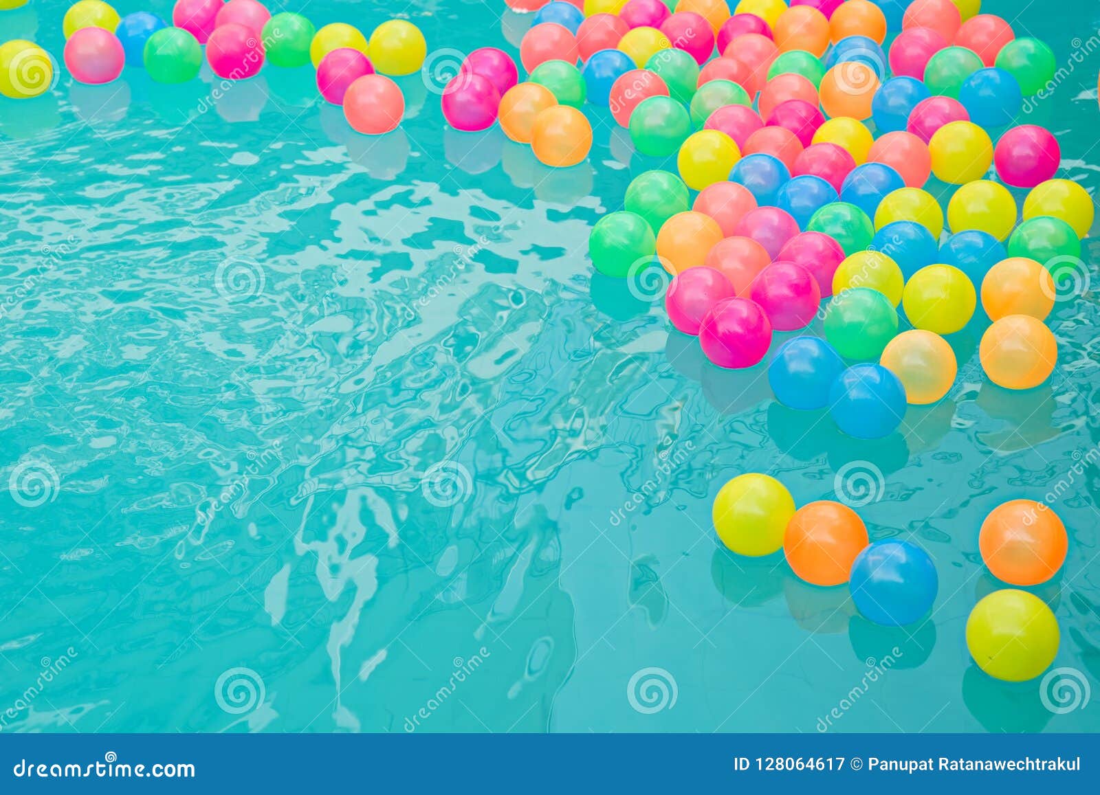 Ballon De Plage Coloré Flottant Dans La Piscine Image stock - Image du  vacances, personne: 57145837
