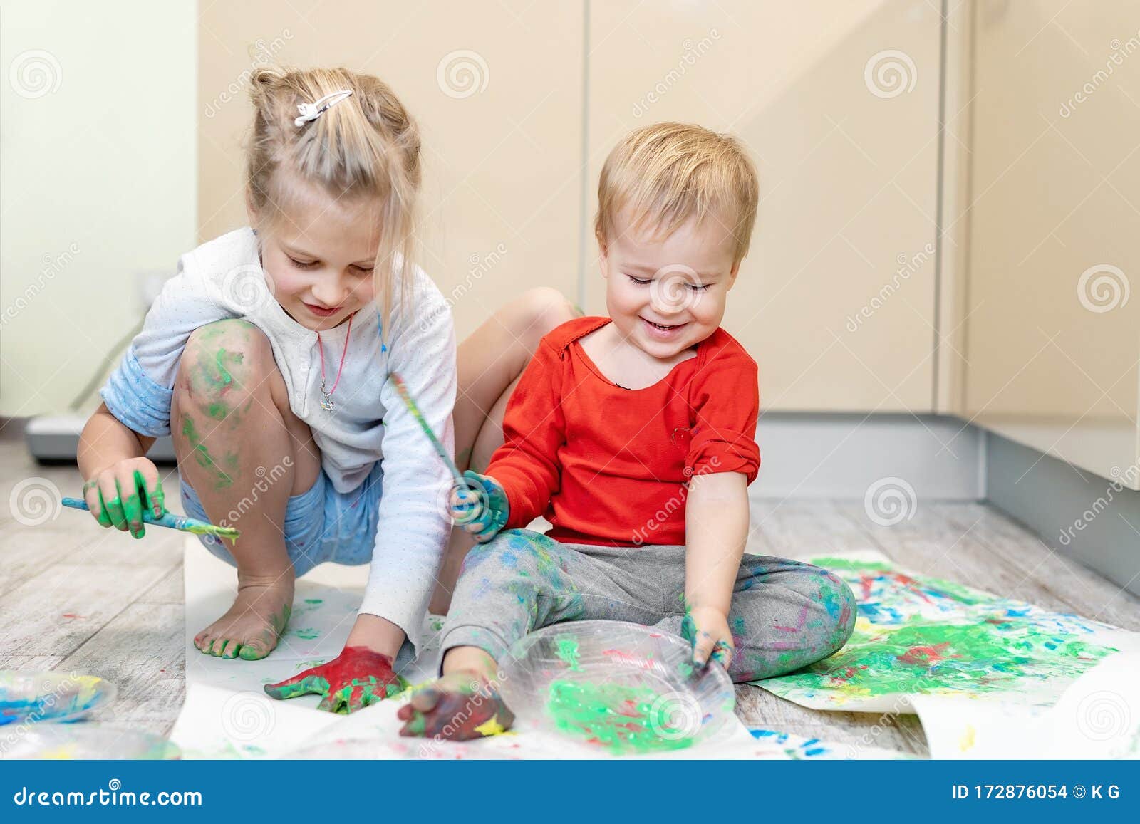 Peinture Bébé Mignonne Avec Brosse Et Peinture Photo stock - Image