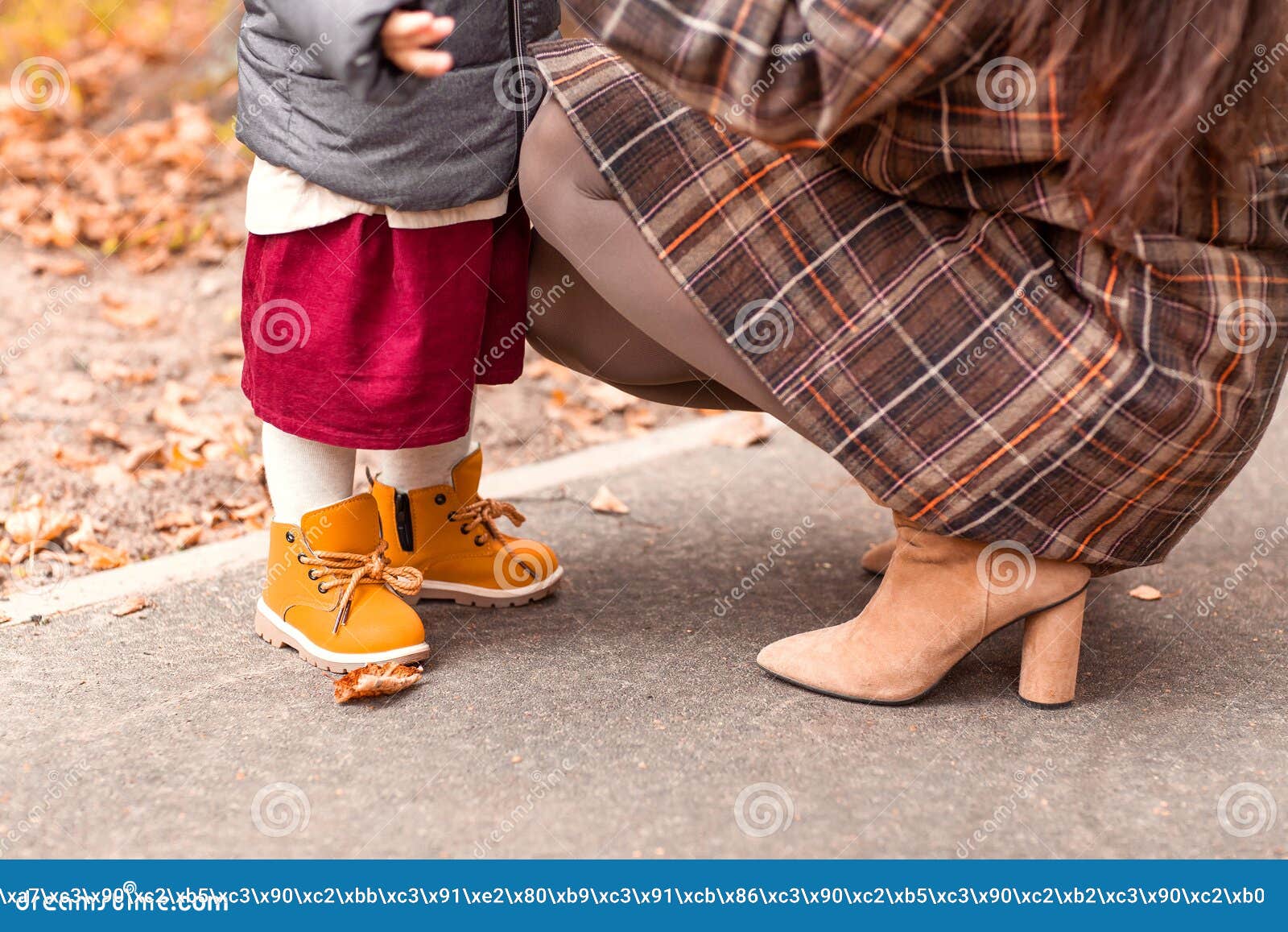 Enfants Pieds En Orange Chaussures Et Femmes Pieds En Bottes Mère Aide La  Fille à Se Vêtir Pour Une Promenade En Famille De Jour D Image stock -  Image du tissu, grand
