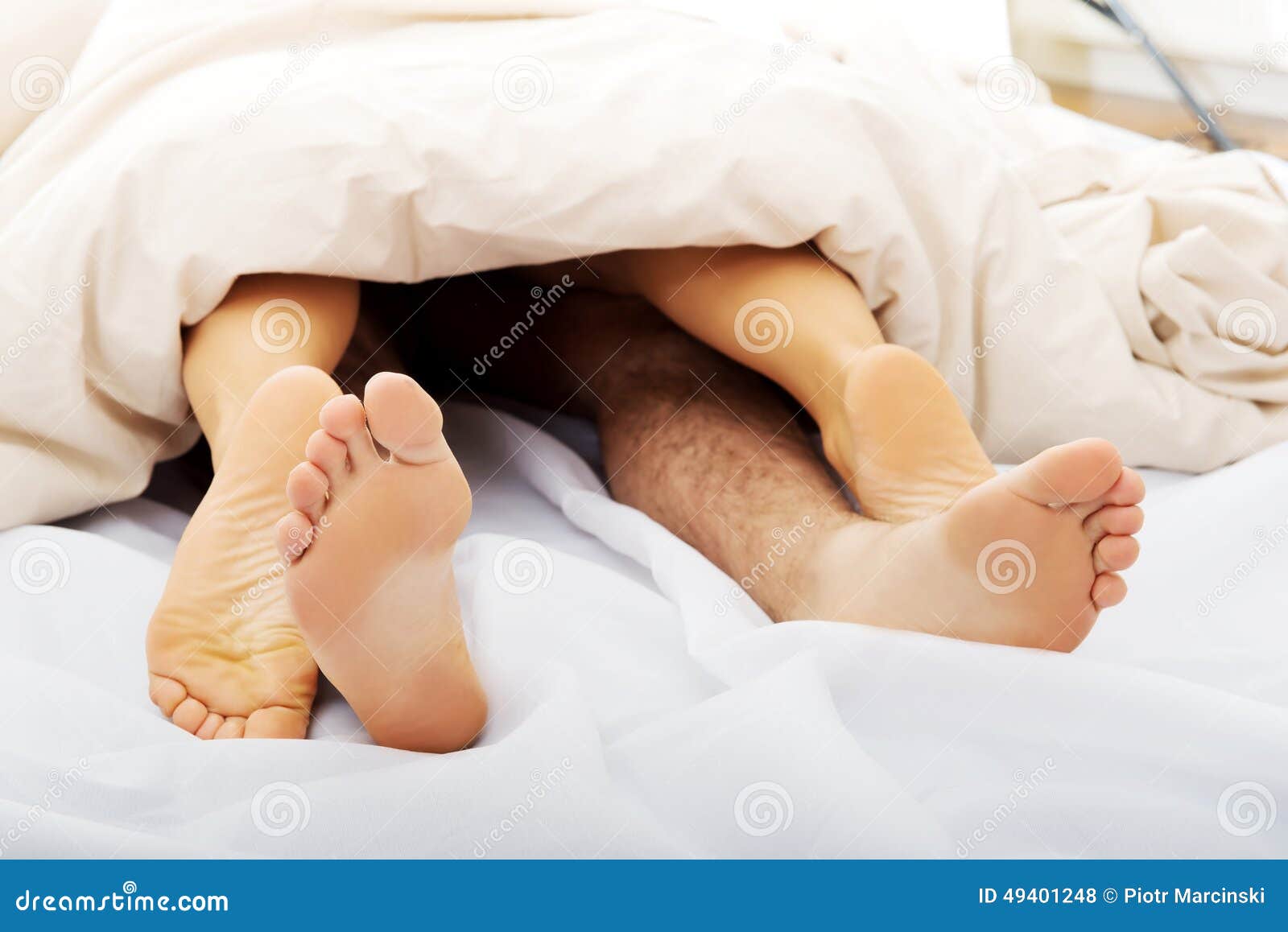 Femme à Droite Dans Le Lit Couple Les Pieds Du Couple Dans Le Lit Photo stock - Image du humain, détente: 49401248
