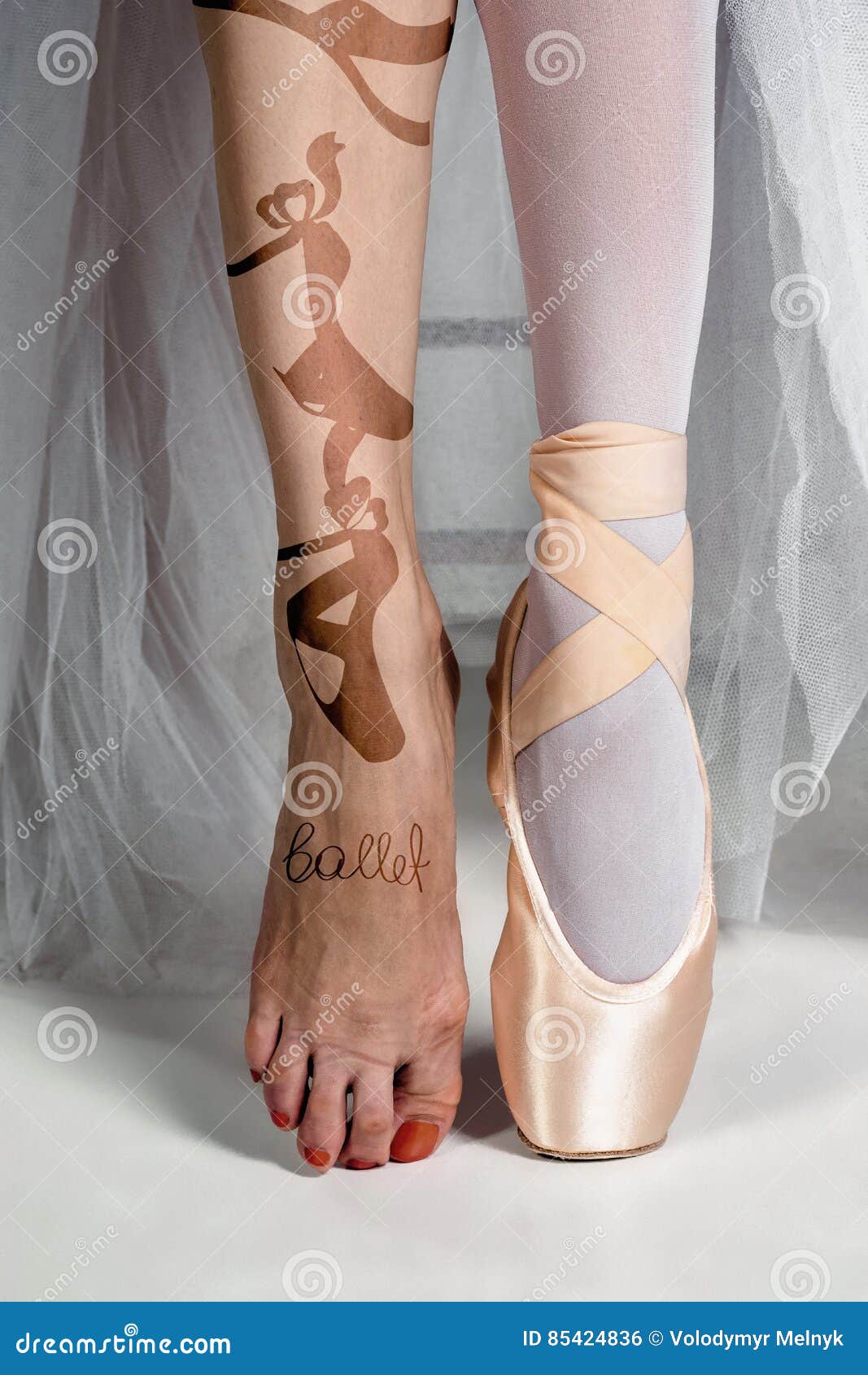 Les Pieds En Gros Plan De La Jeune Ballerine Dans Des Chaussures De Pointe Photo stock - Image du paire, beau: 85424836