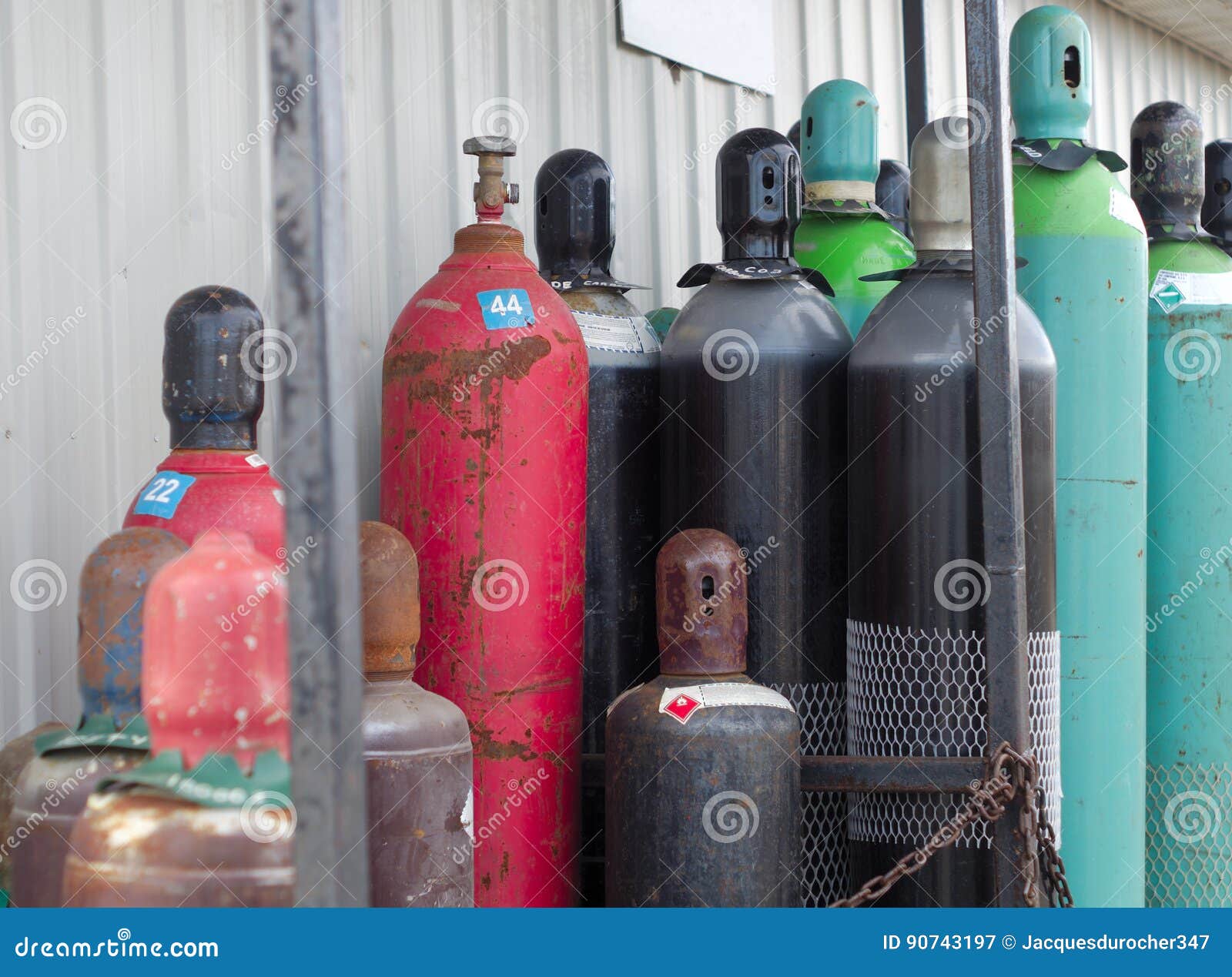 Les Réservoirs à Gaz Réutilisables Remplit Les Bouteilles Vides