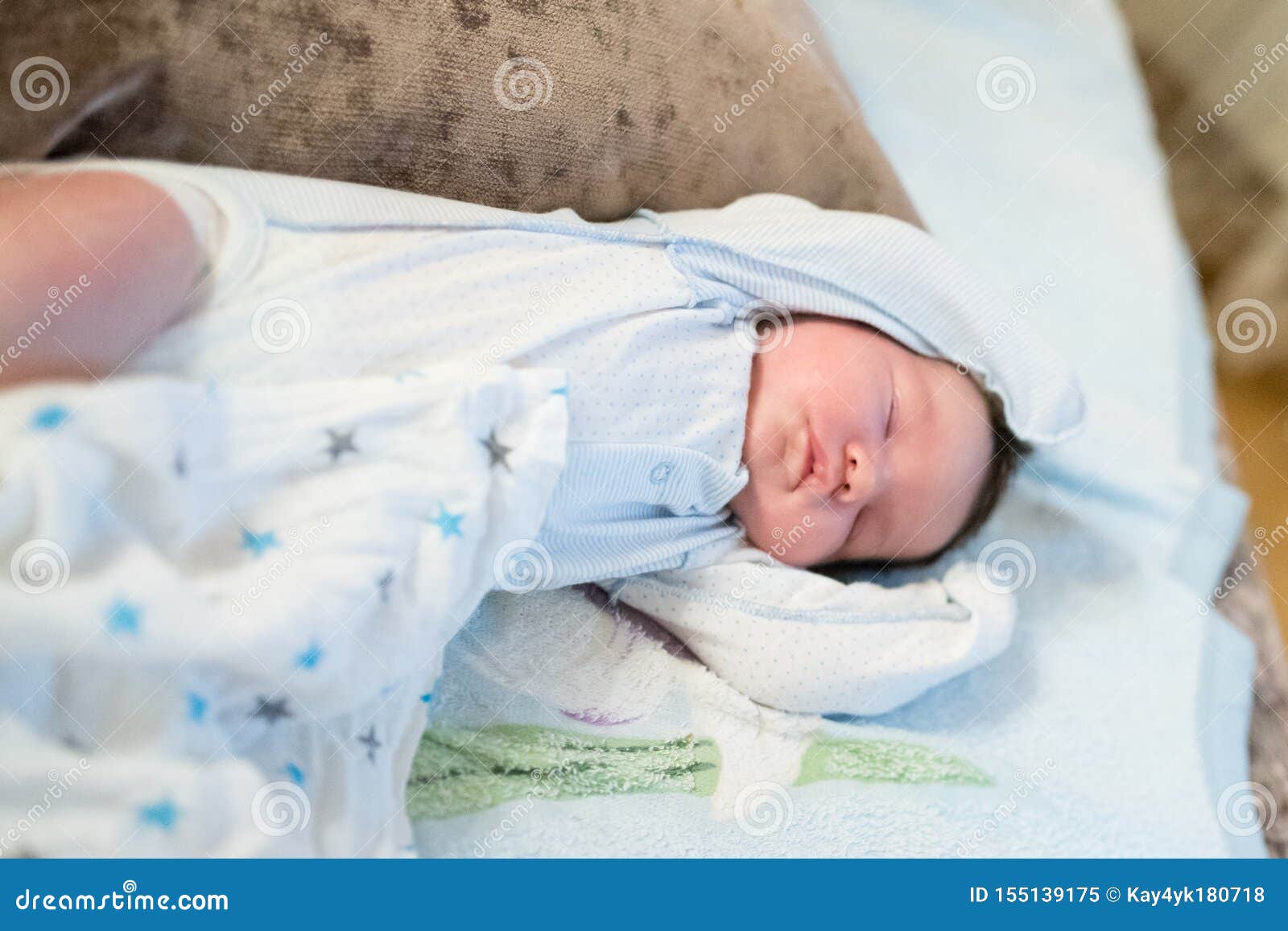 Les Sommeils Nouveau Nes De Bebe Avec Des Bras Ont Augmente Un Vieux Bebe Garcon De Deux Semaines Endormi Rapide Avec Ses Bras A Image Stock Image Du Horizontal Nourrisson