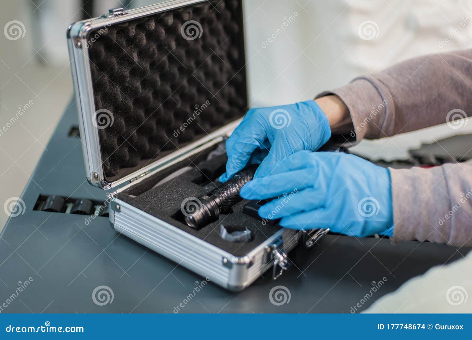 Les Techniciens Utilisent La Lampe UV Pour Traiter L'imprimante  D'impression De La Résine 3d Photo stock - Image du dispositif, usine:  177748674