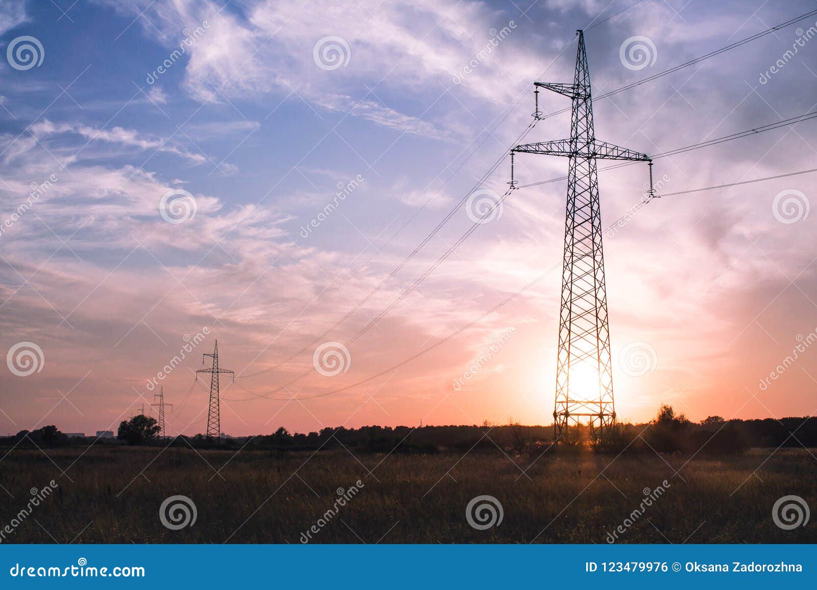 Les Tours De Transmission De Lélectricité Rayent Sur Le