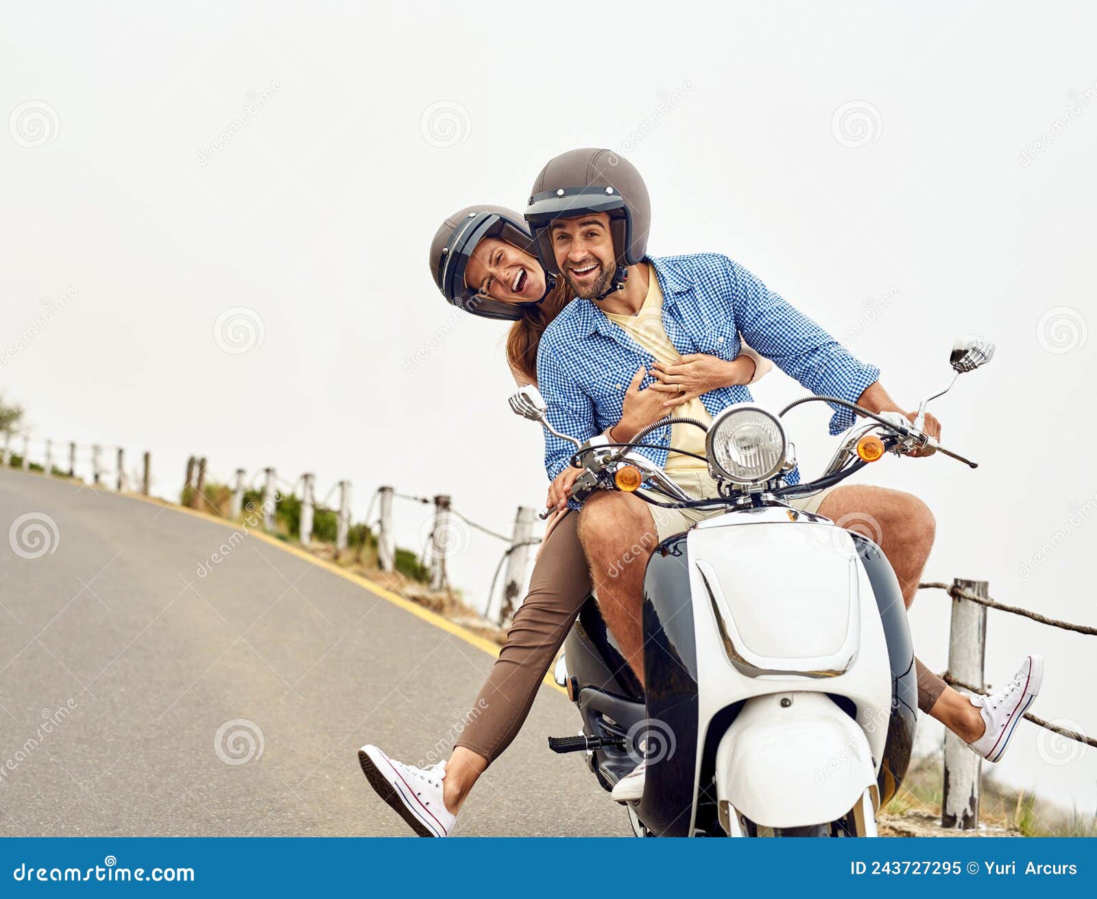 Couples Qui Roulent Ensemble En Moto Sur Le Bord De La Route Il Y