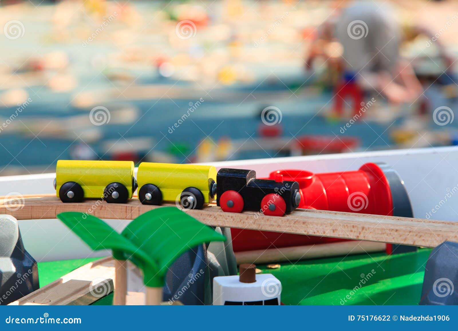 Les trains en bois sur le chemin de fer pour des enfants jouent et éducation. Les trains et le chemin de fer en bois pour des enfants jouent et éducation dehors