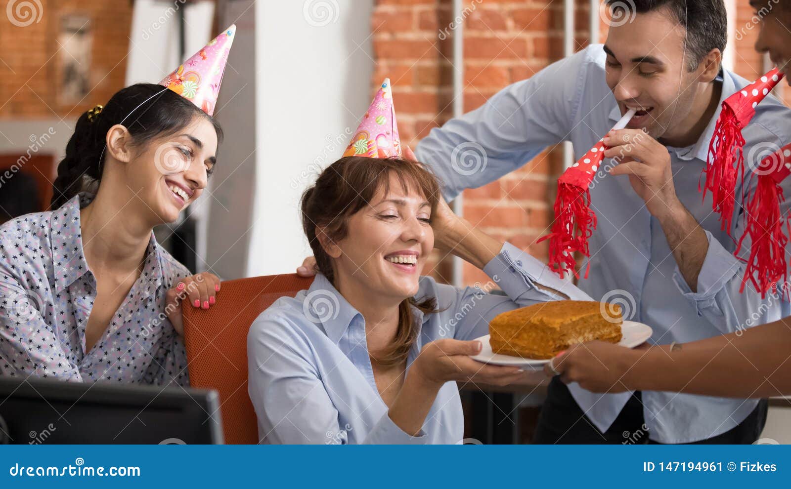 Les Travailleurs Divers Excites Felicitent Le Collegue Avec L Anniversaire Dans Le Bureau Image Stock Image Du Salutation Chapeaux