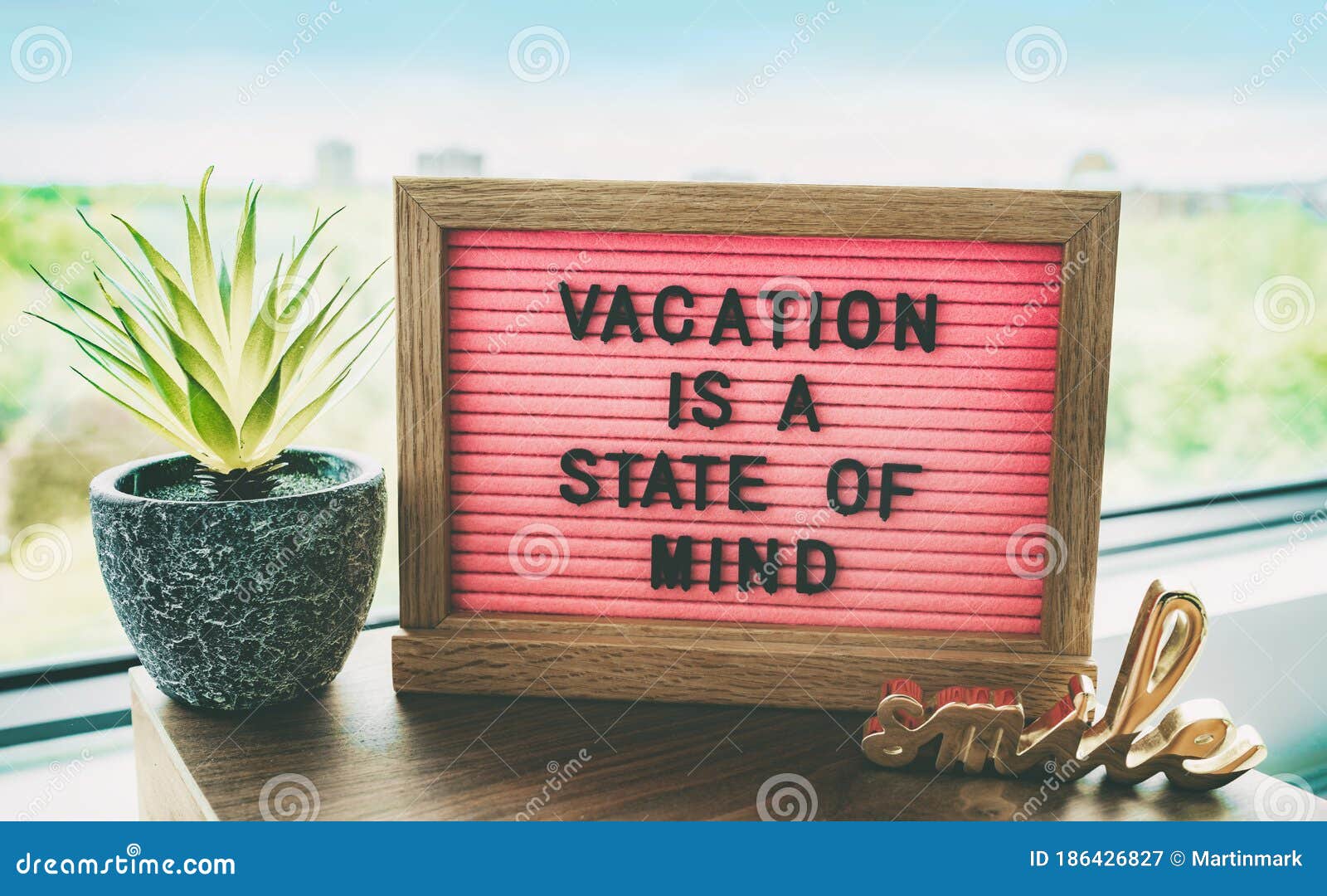 Les Vacances Sont Un Texte Inspire Positif De Citation D Etat D Esprit Sur La Table Des Messages Pendant Les Vacances D Ete Voyage Image Stock Image Du Signe Maison