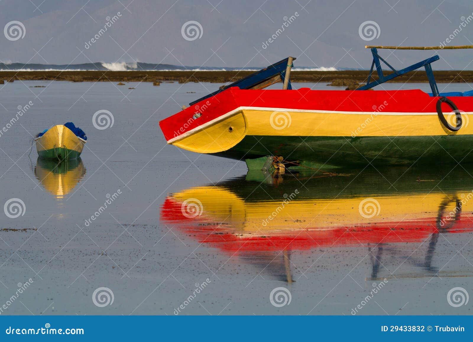 Les vieux bateaux dans le bas-fond de Lakey font une pointe. Vieux bateau dans l'eau peu profonde de l'océan pendant le début de la matinée