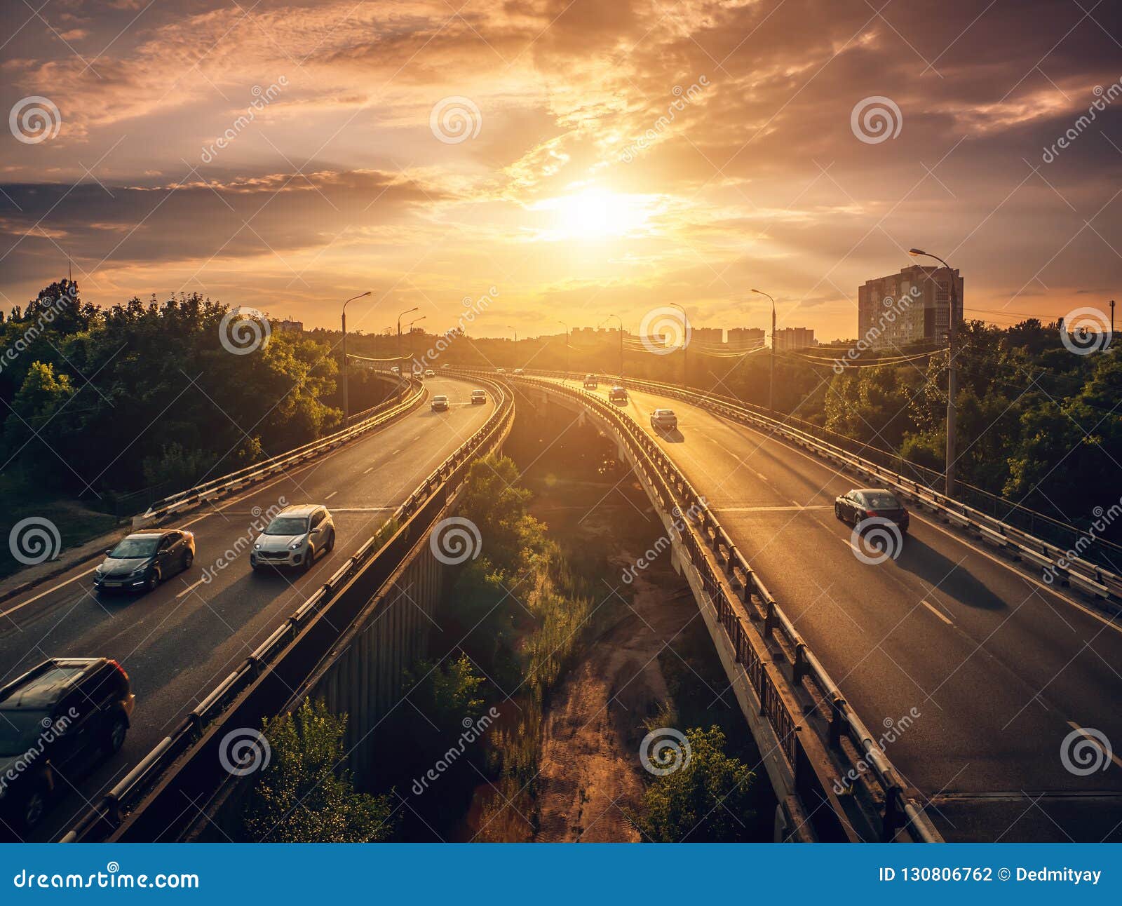 Les Voitures Du Trafic Urbain Conduisent Au Coucher Du