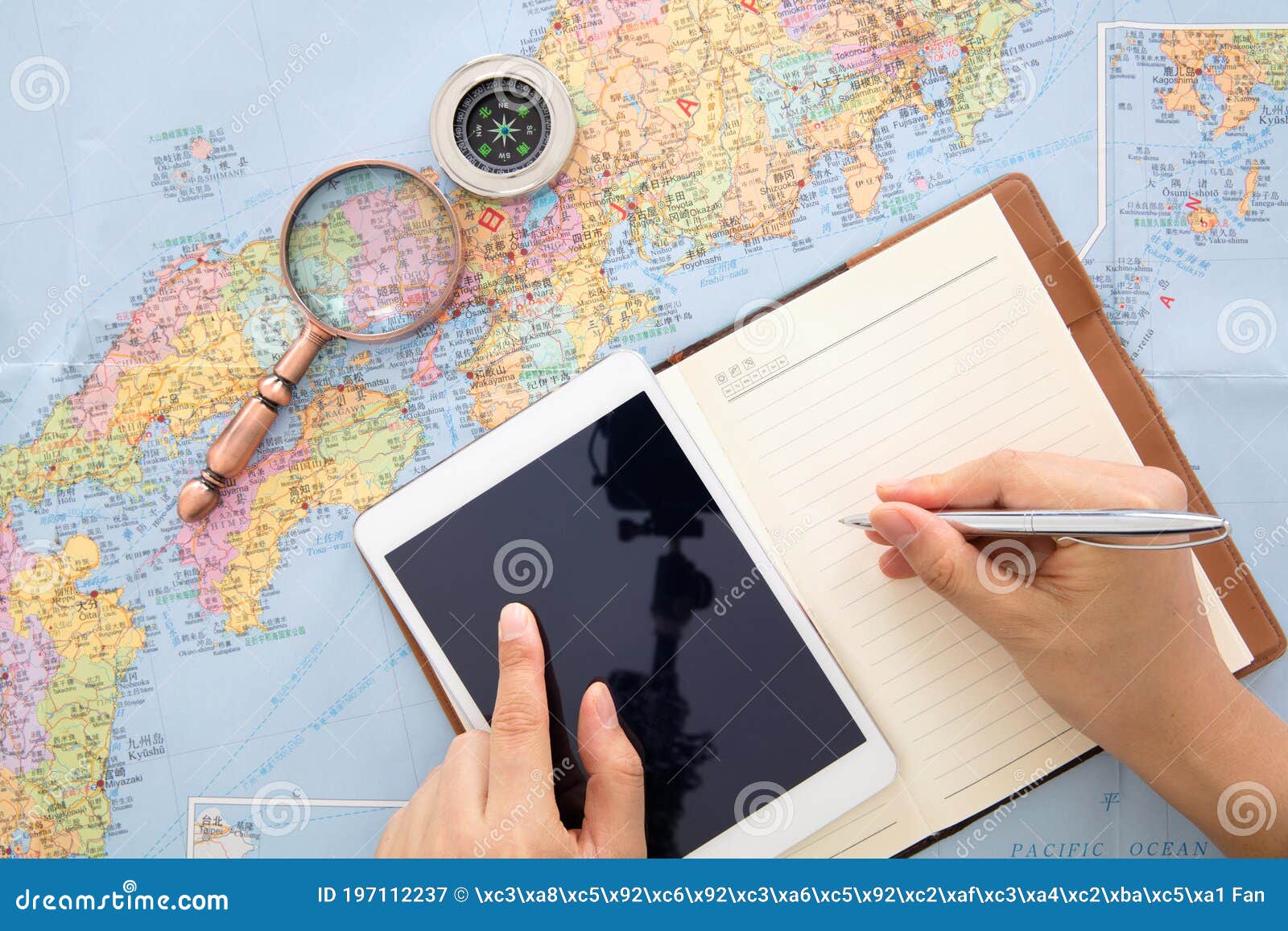 Les Voyageurs Utilisent L'iPad Et Le Carnet Pour Faire Des Plans De Voyage  Sur La Carte Du Japon Image stock - Image du distance, japon: 197112237