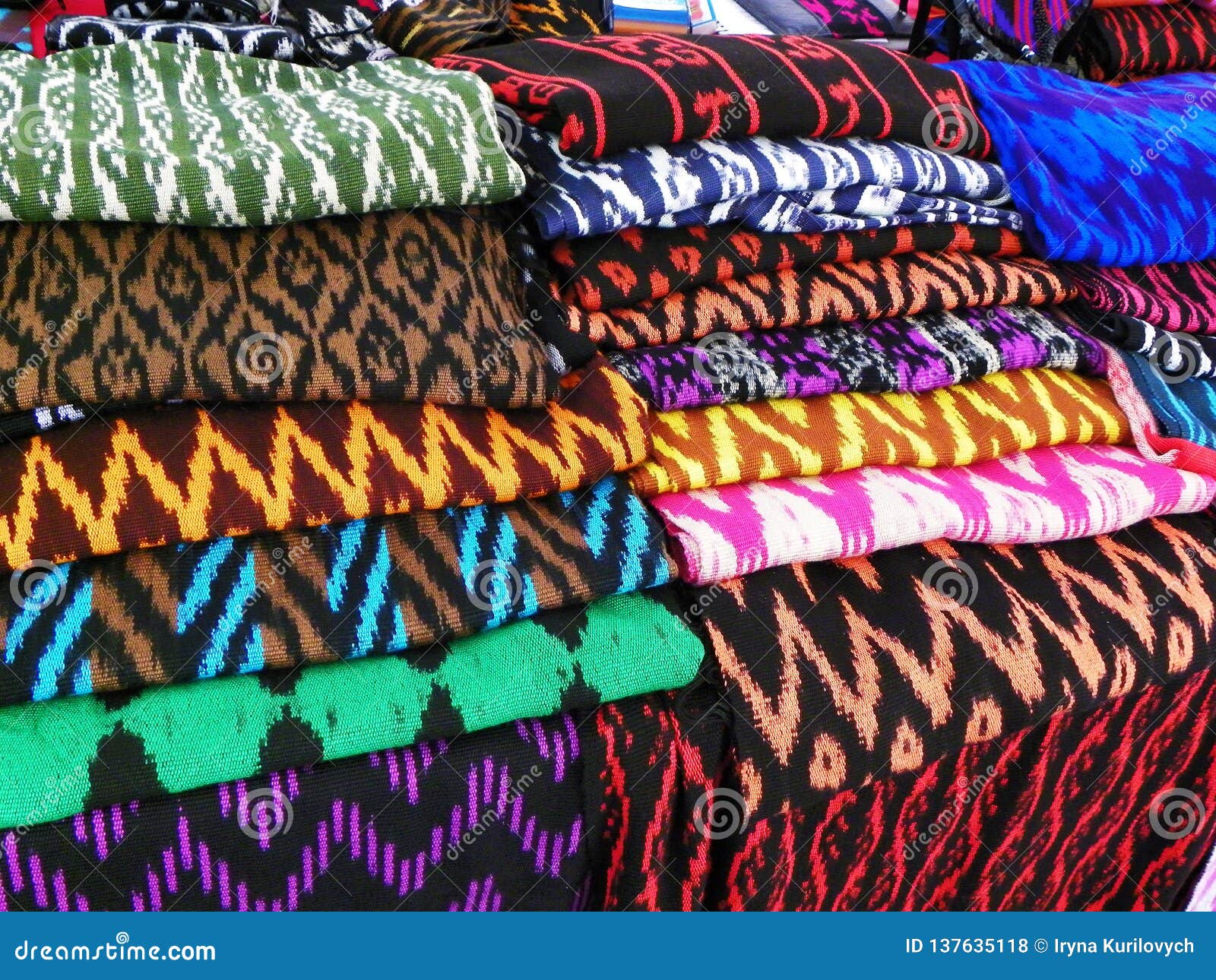 Les écharpes ou le Macanas au marché, traditionnel handcraft et conçoivent pour le canton de Gualaceo, Cuenca, Equateur. Les écharpes ou le Macanas au marché, traditionnel handcraft et conçoivent pour le canton de Gualaceo, province d'Azuzy, faite à l'aide de la technique ont appelé Ikat, fond coloré de tissus cuenca Equateur