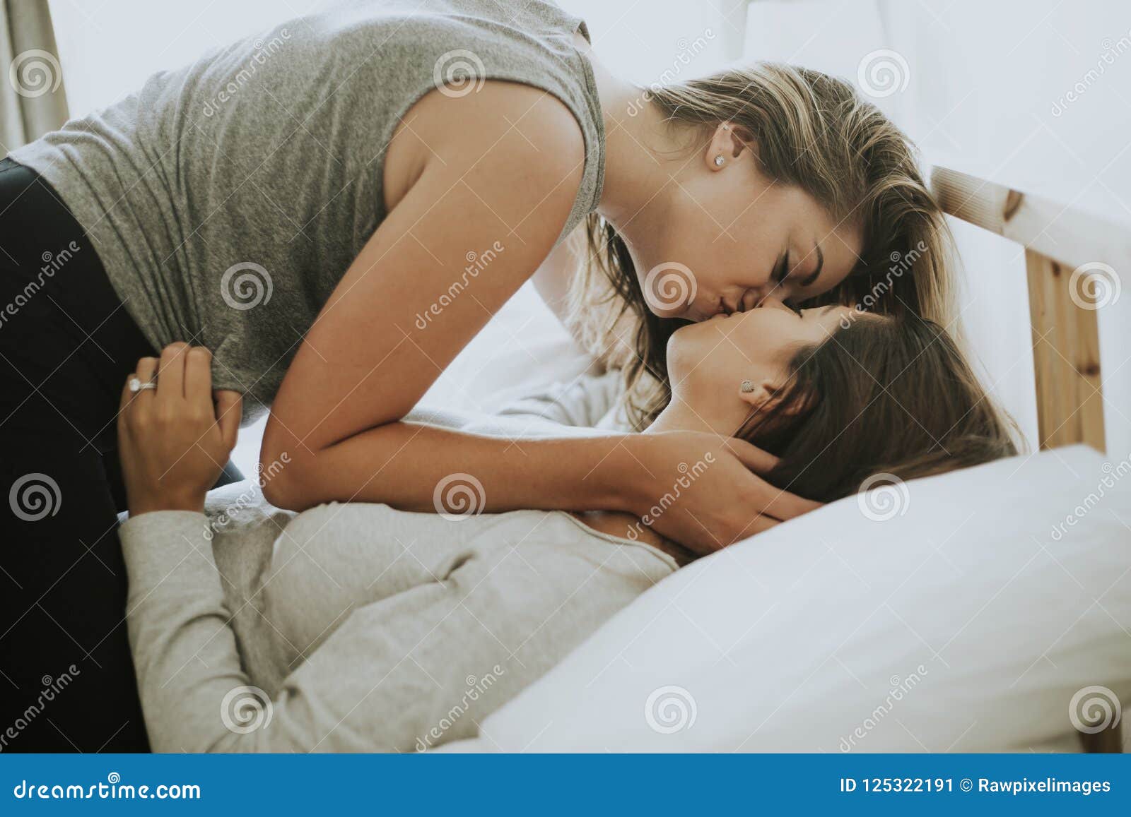 Girls Kising In Bed