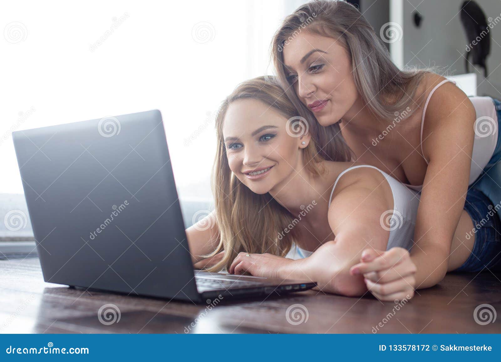 Young Lesbian Online