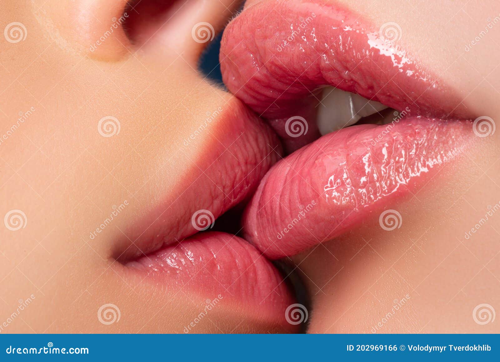 Kiss romantic tongue 11 Women
