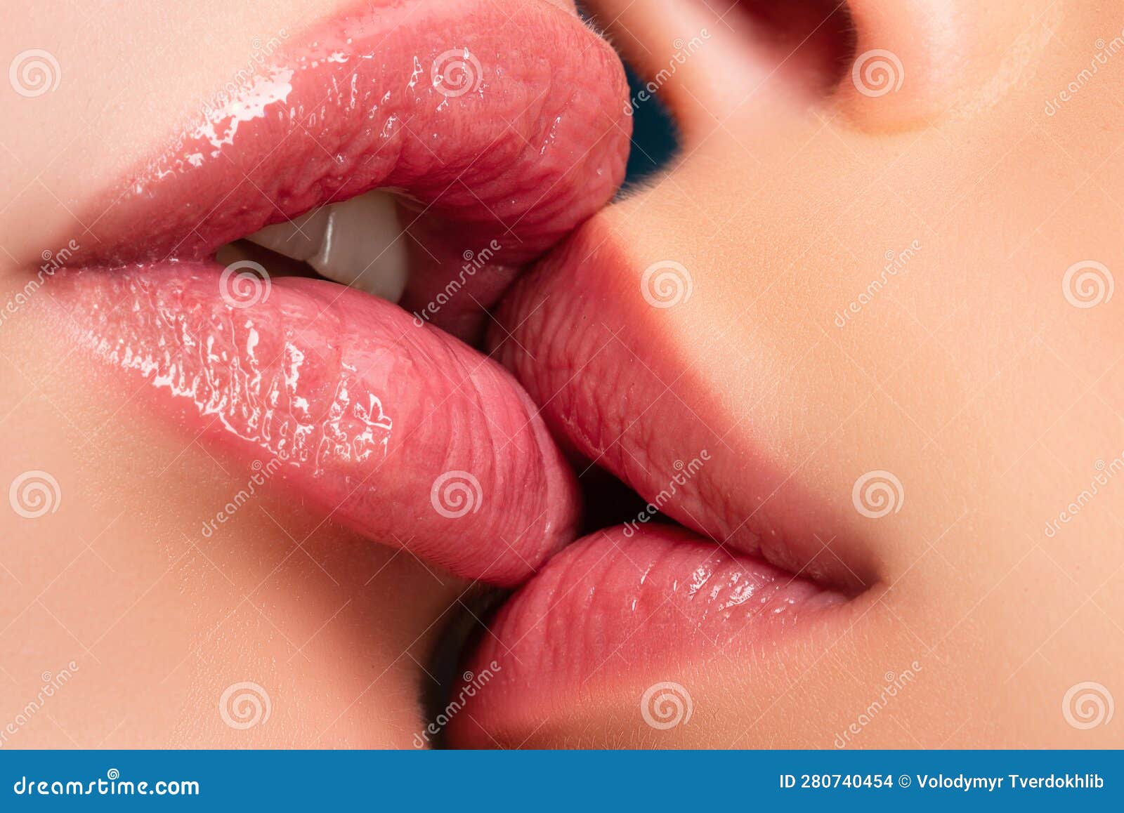 556 Couple Tongue Kiss Stock Photos photo