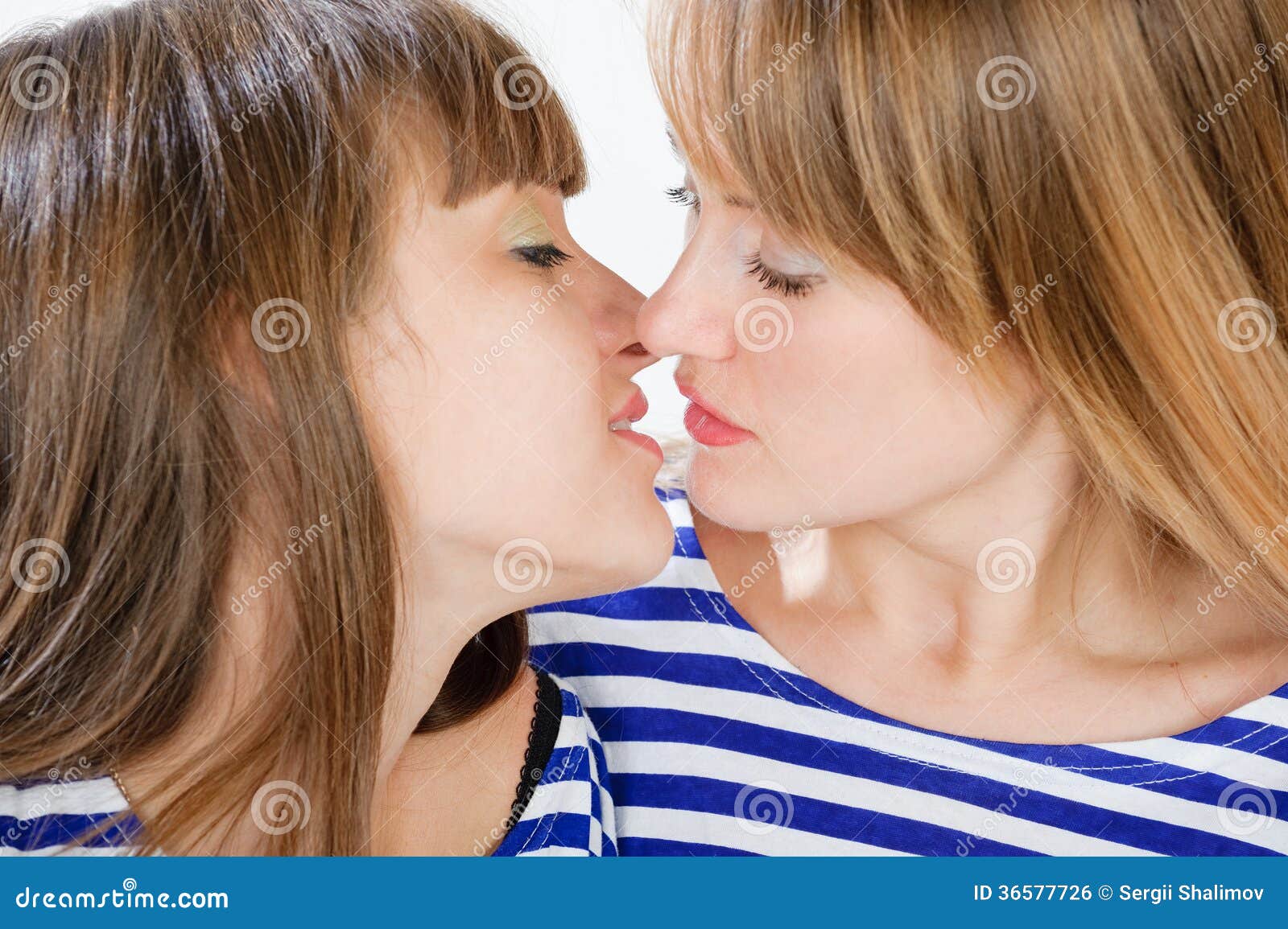 Two Girls Kissing Naked