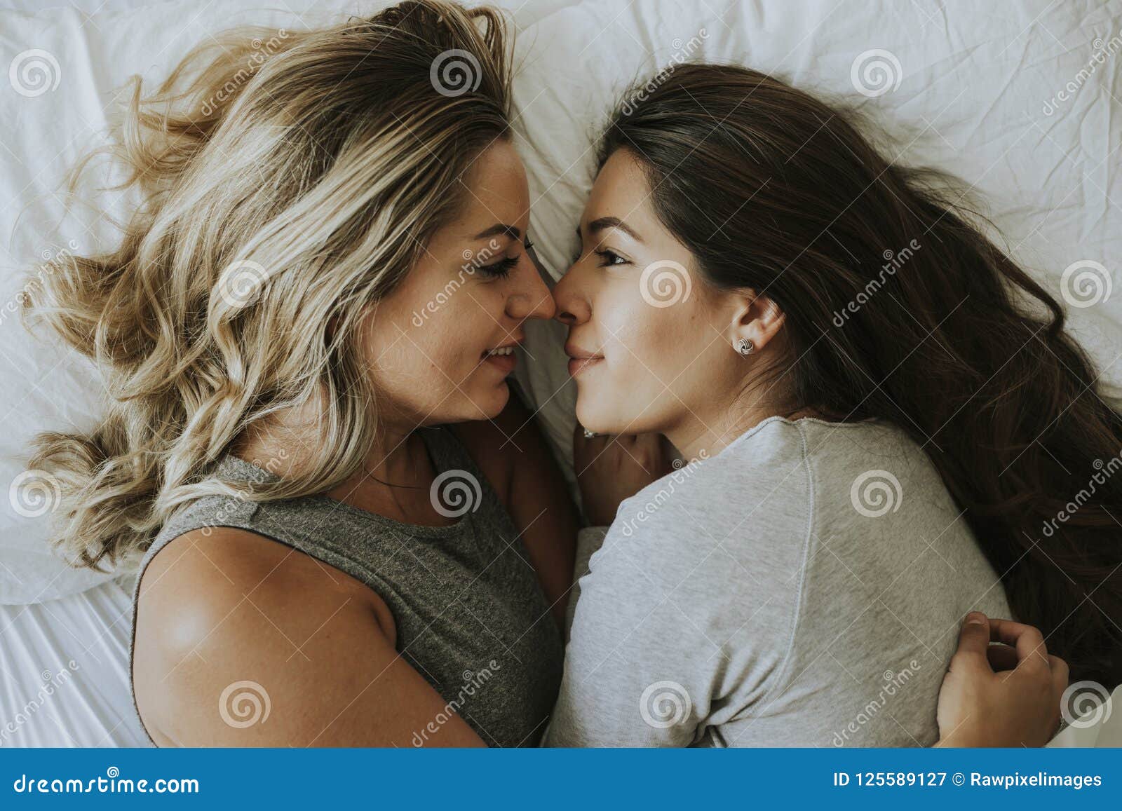 Hier Spielen Zwei Lesben Zusammen Im Bett