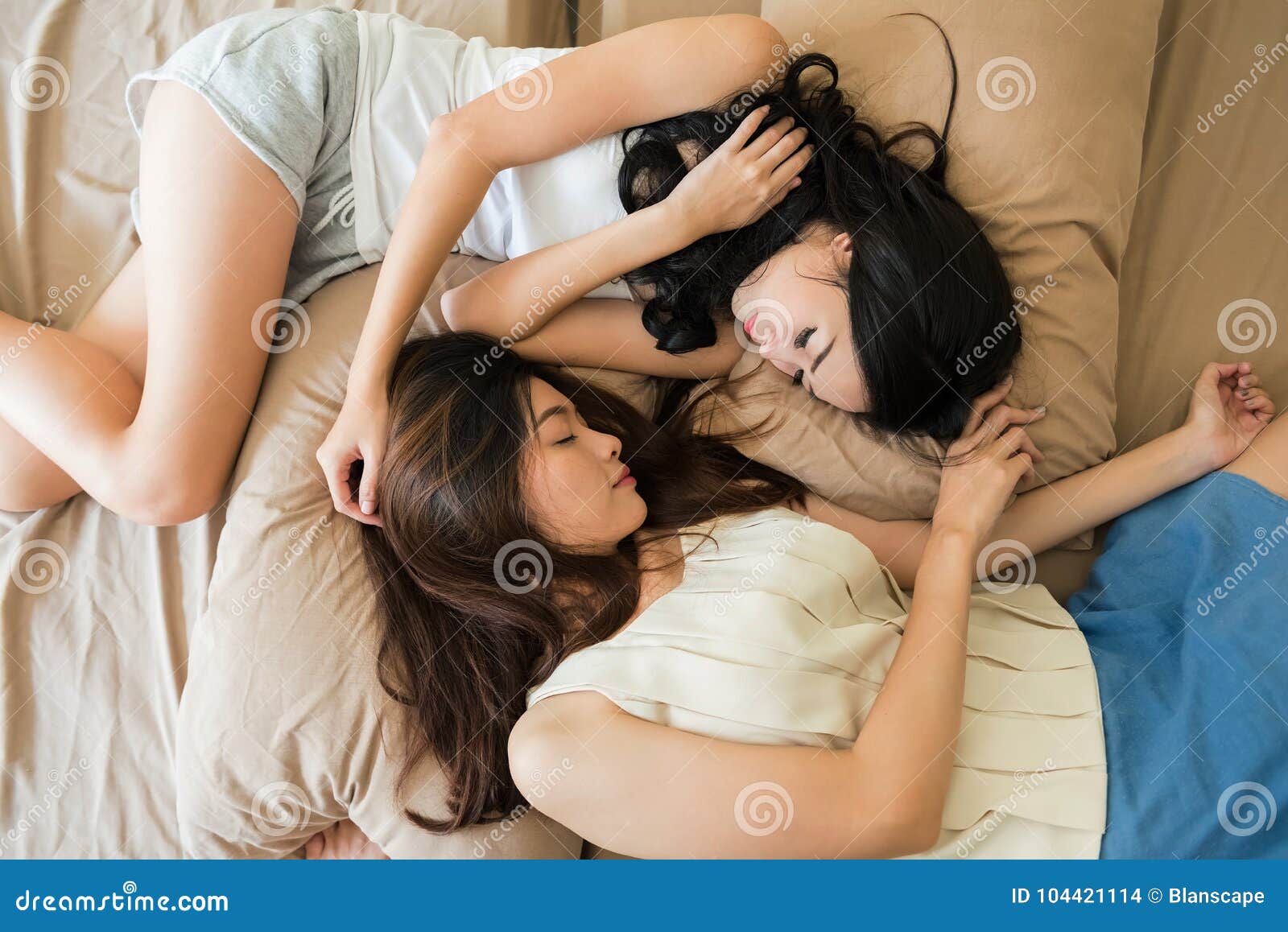 Hier Spielen Zwei Lesben Zusammen Im Bett