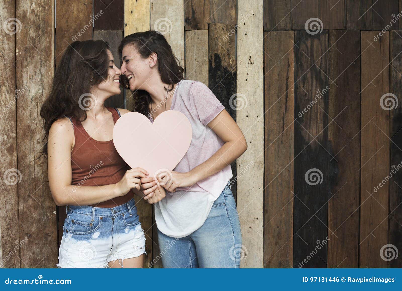 Lesbisches Paar Zusammen Zuhause Konzept Stockfoto Bild Von Lateinisch Erwachsener 97131446