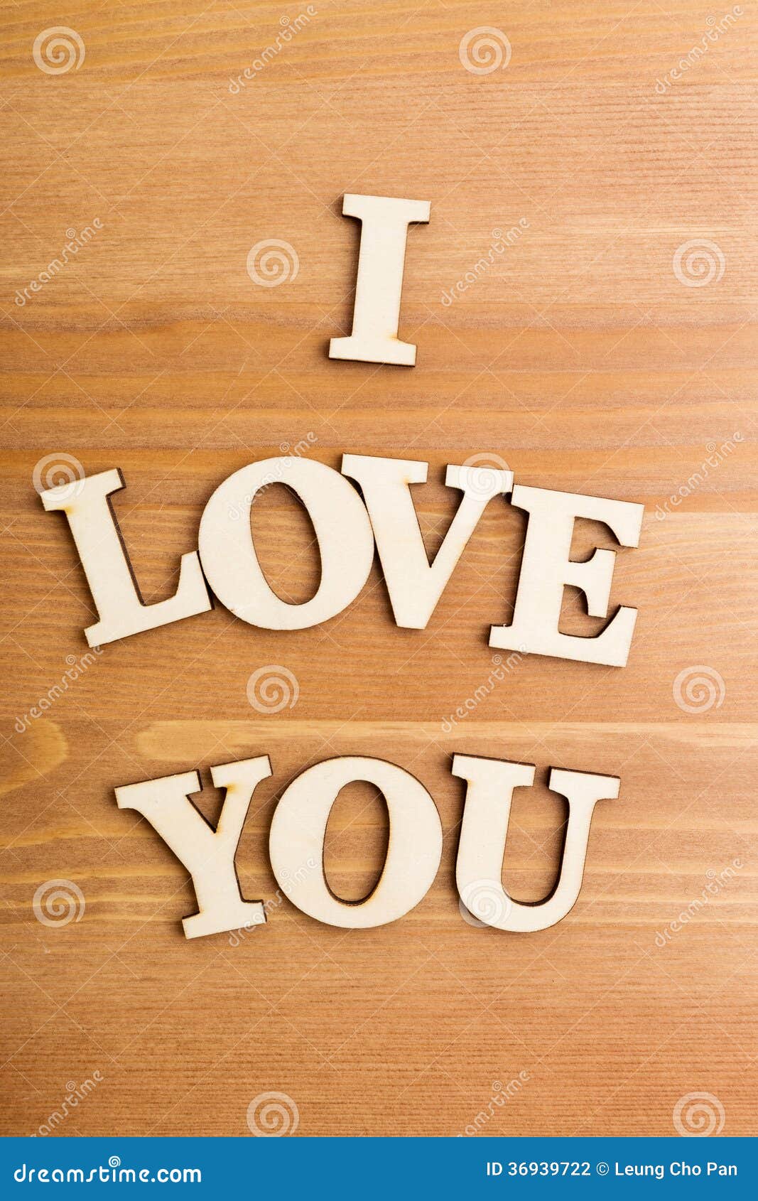 Letras De Madera Que Forman Frase Te Amo Fotografía de archivo - Imagen