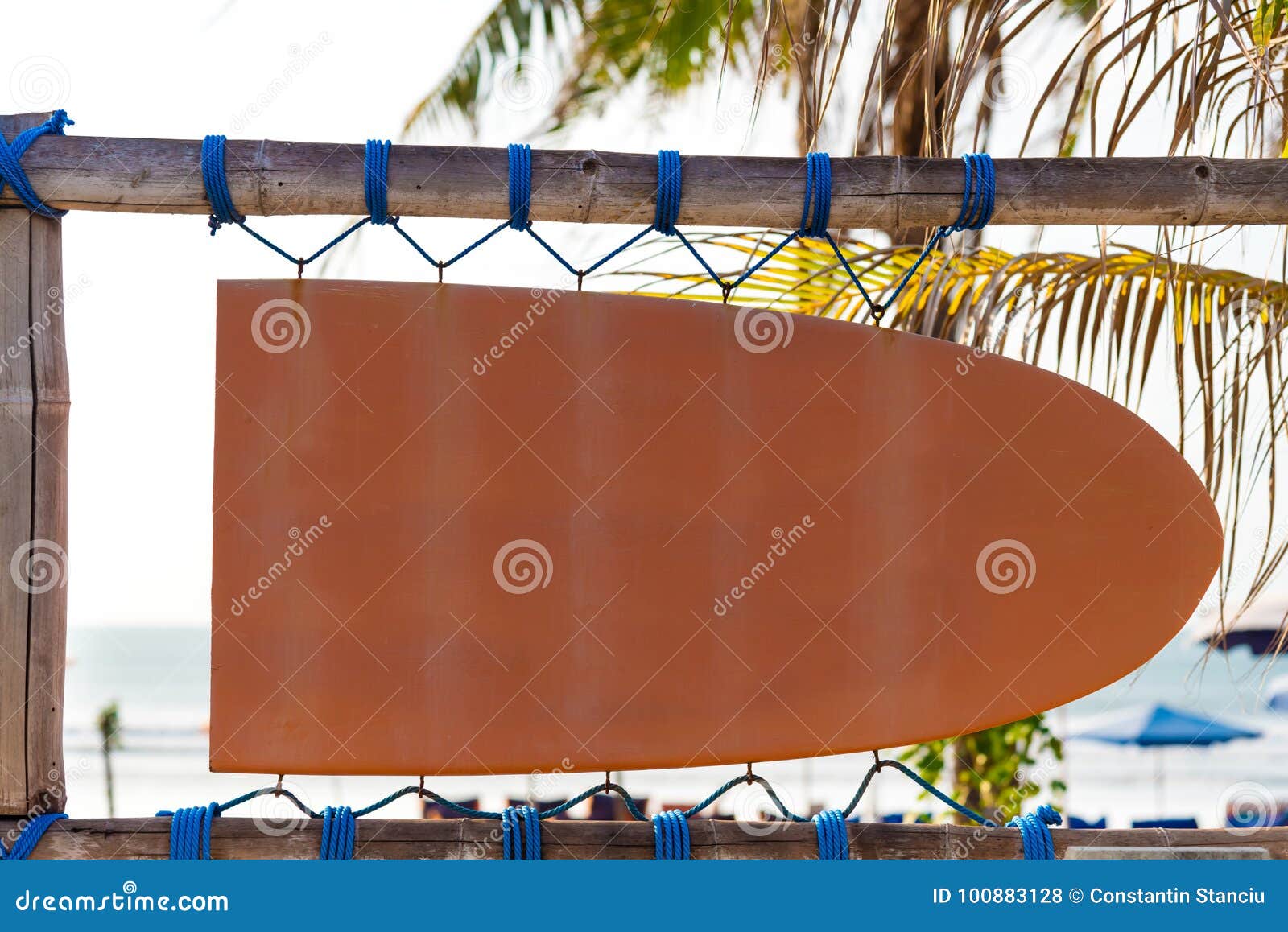 Letrero anaranjado en blanco del vintage en la forma del tablero de resaca con el espacio de la copia y de la palmera en fondo Vacaciones y concepto del viaje