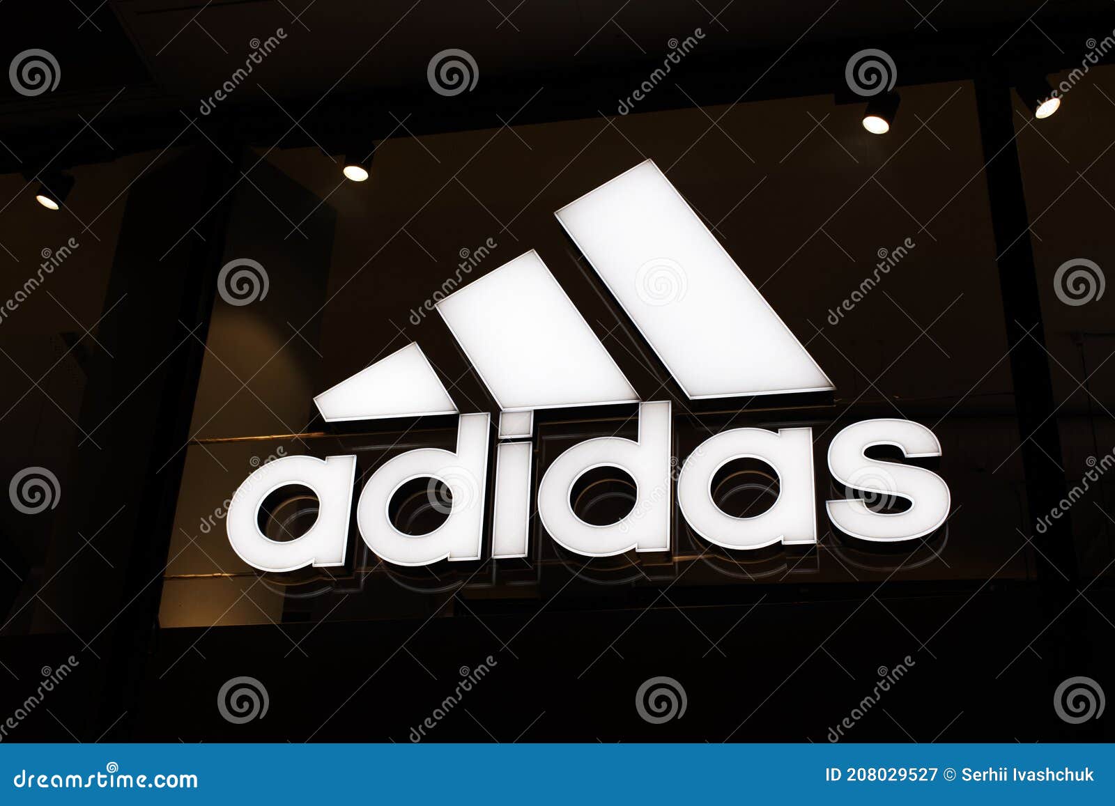 Letrero De Neón Adidas Store. Plano Del Logotipo De Adidas Sobre Fondo Fotografía editorial - Imagen de manera: 208029527