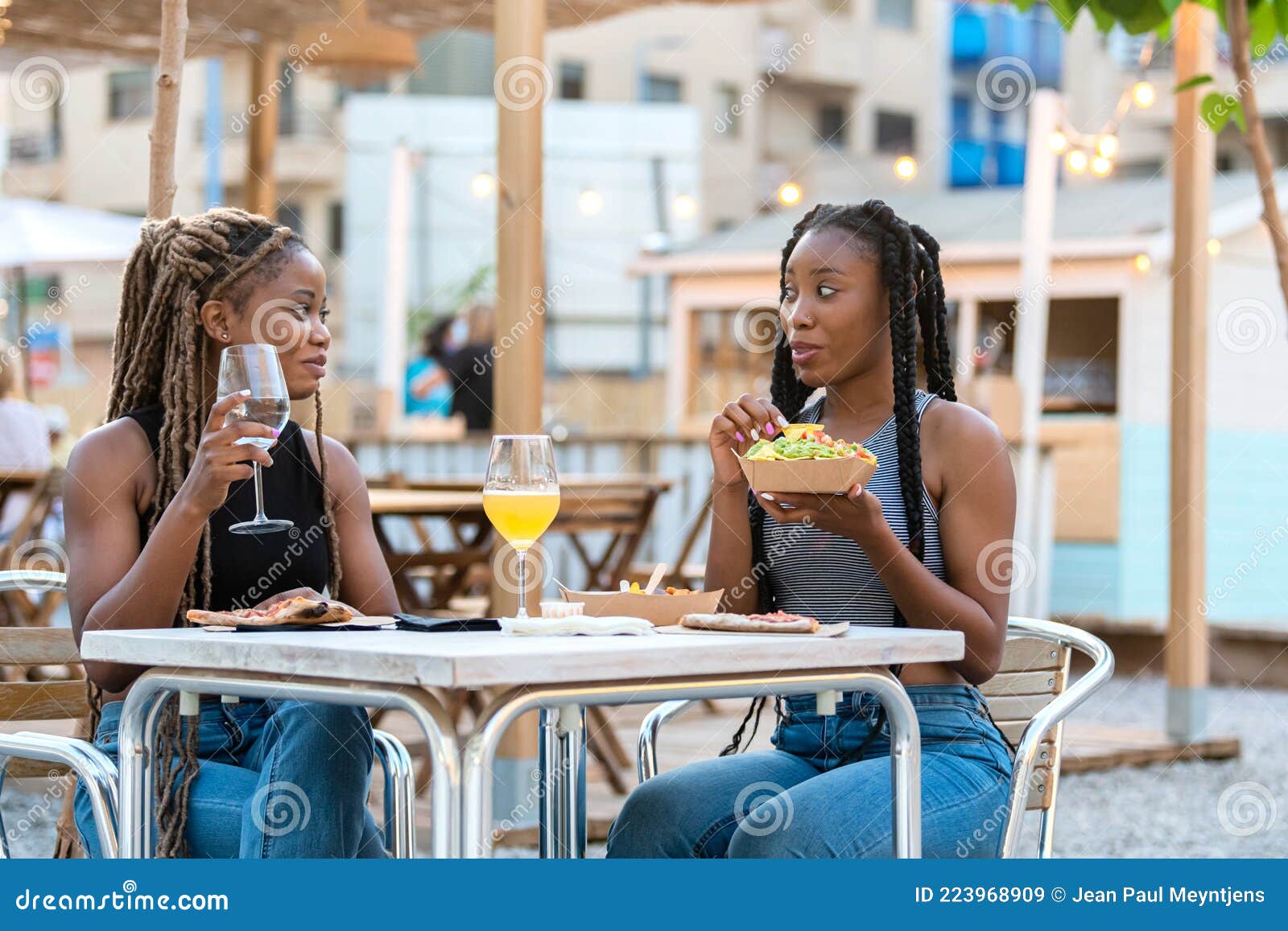 Letse Vrouwen Genieten Van Weggehaald Eten in Een Buitenwijk Terrace Afbeelding Image of plakken, volwassen: 223968909