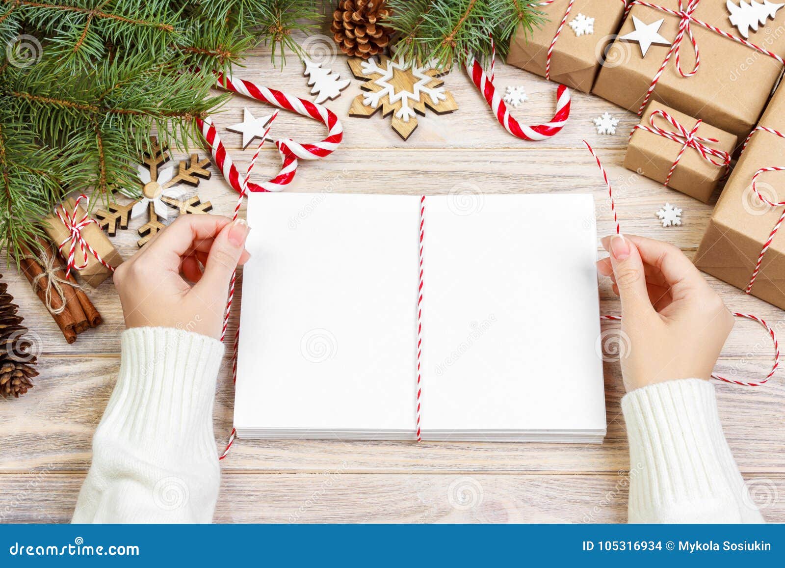 Buste Per Regali Di Natale.Lettere Che Si Avvolgono E Contenitore Di Regalo Carte Per I Saluti Di Natale Le Buste Con Le Lettere Regali Albero Di Natale Fotografia Stock Immagine Di Nuovo Decorazione 105316934