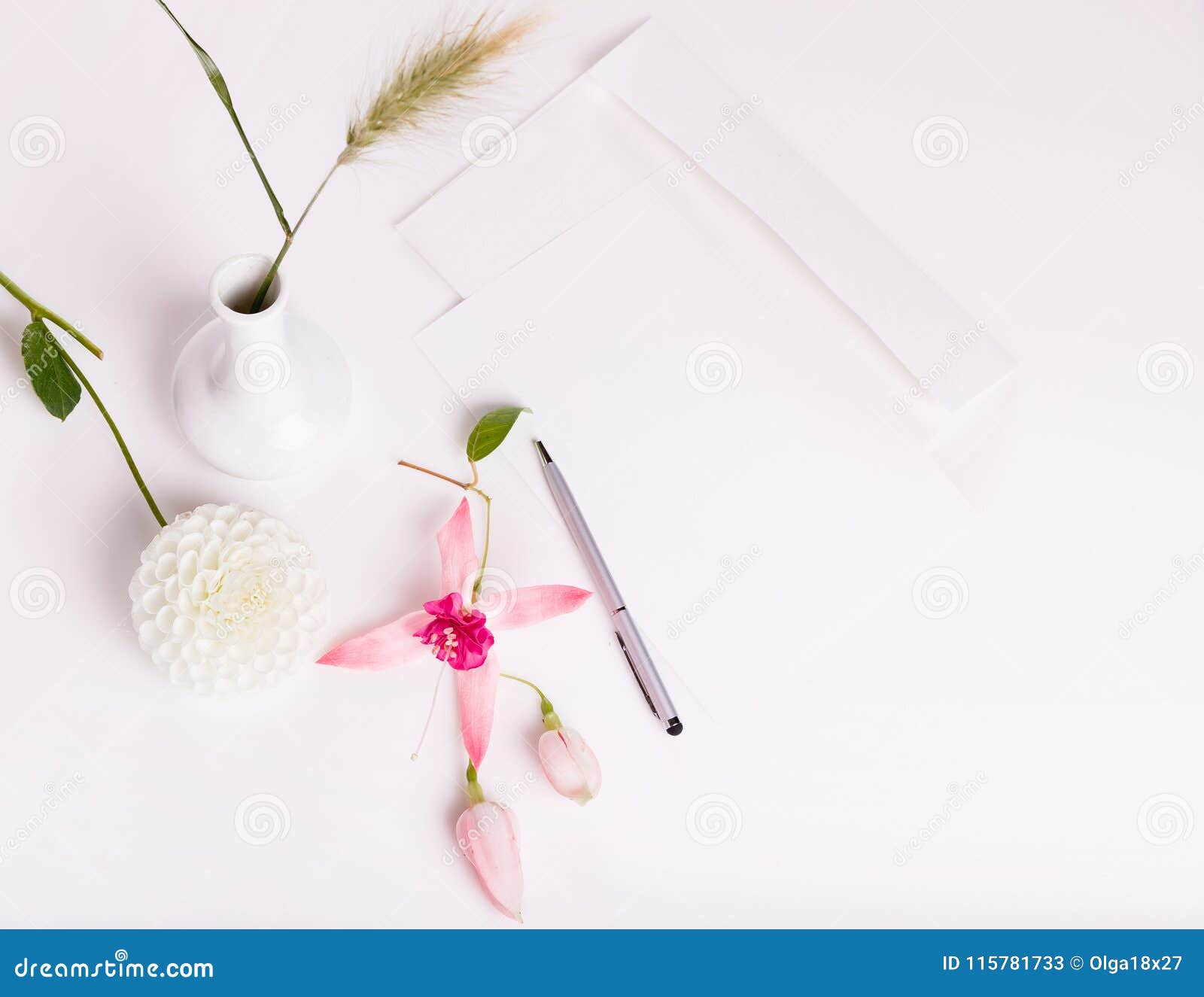 Lettre Stylo Et Enveloppe Blanche Sur Le Fond Blanc Avec Des Fleurs Cartes D Invitation Ou Lettre D Amour Anniversaire S Val Image Stock Image Du Cartes Blanc Lettre Stylo Et Enveloppe Blanche Sur Le Fond Blanc Avec Des Fleurs Cartes D Invitation Ou Lettre D Amour Anniversaire S Val Image Stock Image Du Cartes Blanc