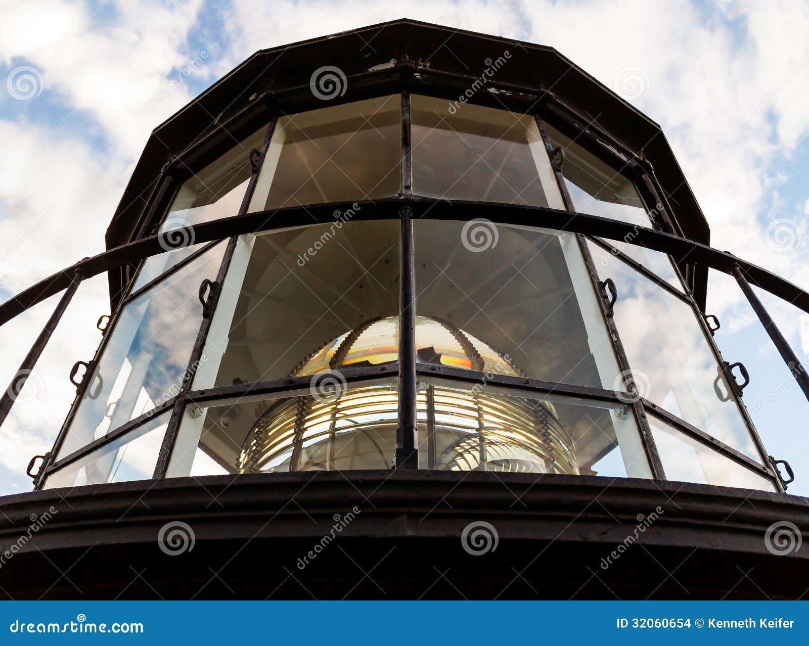 Leuchtturm-Lampen-Raum Mit Fresnellinse Stockfoto - Bild von küste