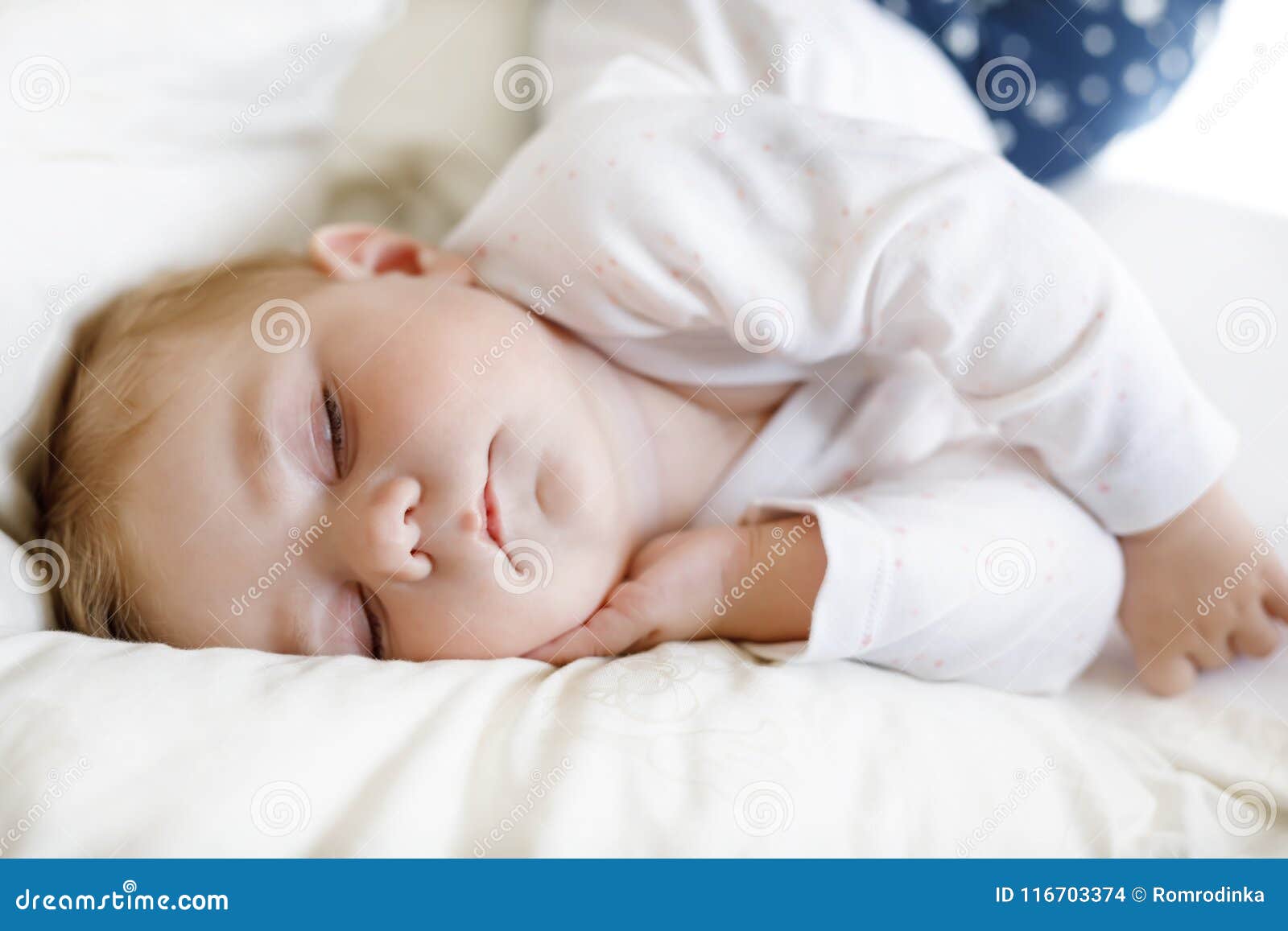 Leuk aanbiddelijk babymeisje van 6 maanden slapen vreedzaam in bed thuis Close-up van mooi vreedzaam kind, weinig pasgeboren jong geitjeslaap