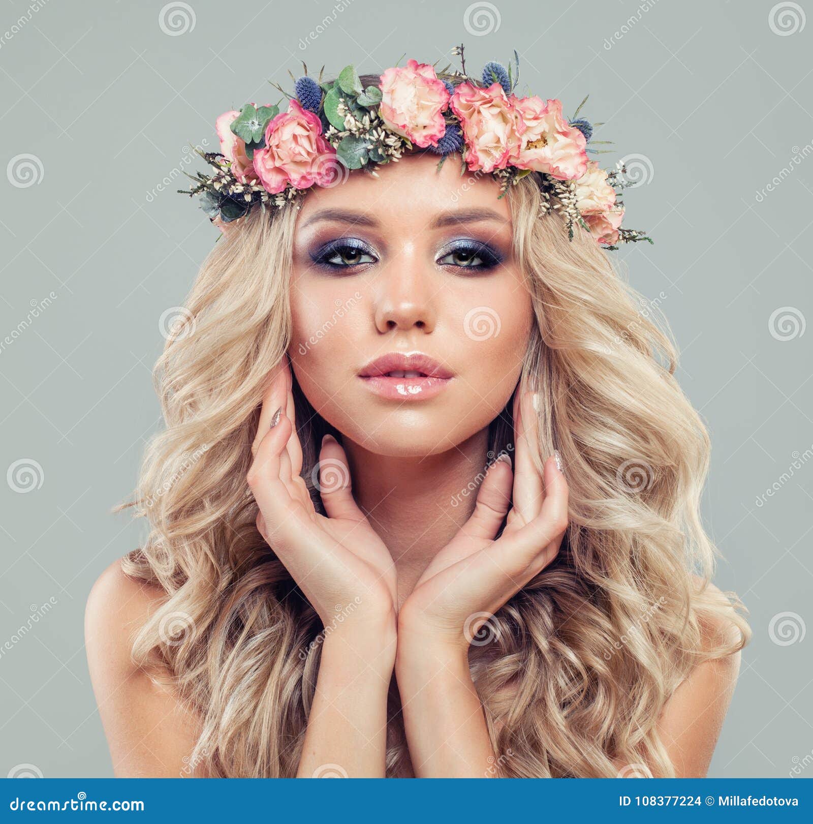 Gastvrijheid Stad bloem Manier Leuke Blondevrouw Met Lange Blondehaar En Make-up Stock Foto - Image of  schoonheid, haarstijl: 108377224