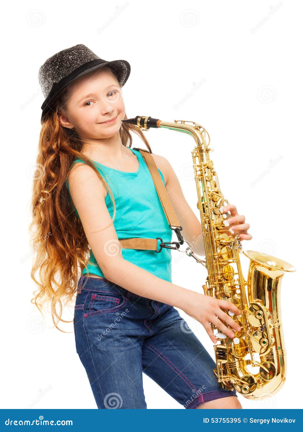 Танец с саксофонами в детском. Девочка играет на саксофоне. Девочка с саксофоном. Ребенок играет на саксофоне. Фото девочка маленькая играет на саксофоне.