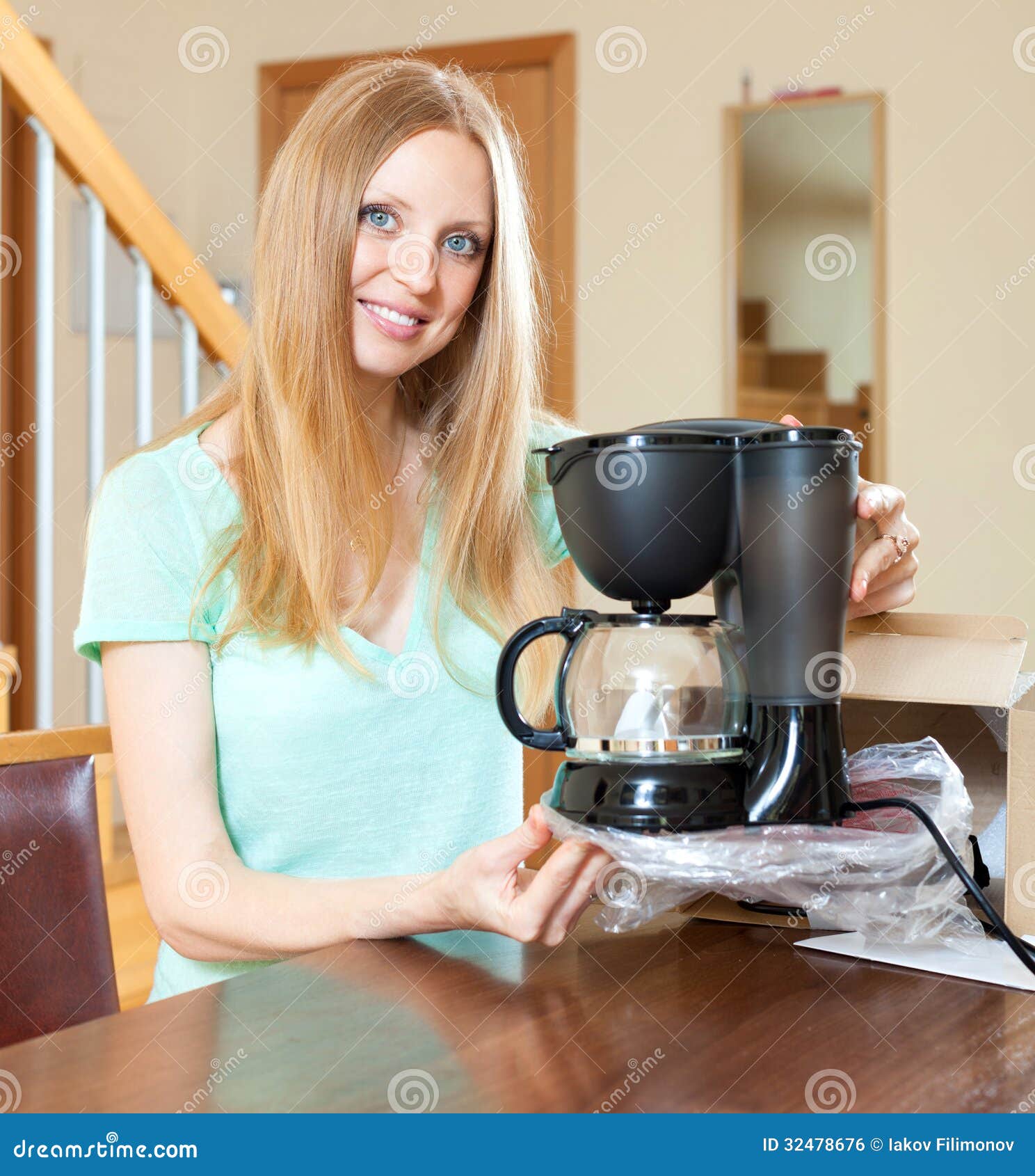 Слушать моя мама варит кофе. Девушка с кофеваркой. Девушка с кофеваркой на кухни. Женщина с кофемашиной дома. Девушка готовит кофе.