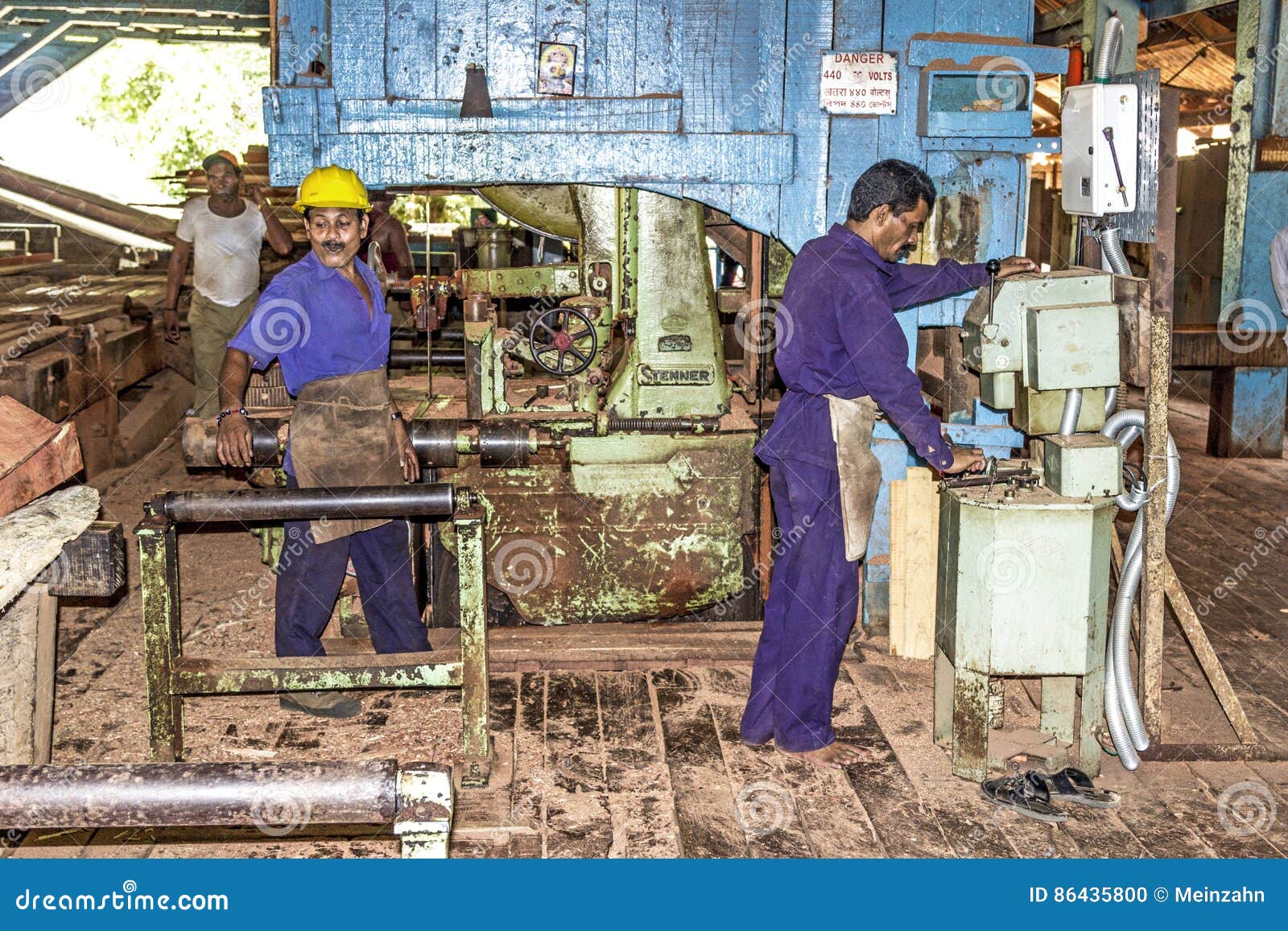 Leute Bearbeiten An Eine Alte Mobeltischlerwerkstatt Mit Altem Redaktionelles Bild Bild Von Sicherheit Indien