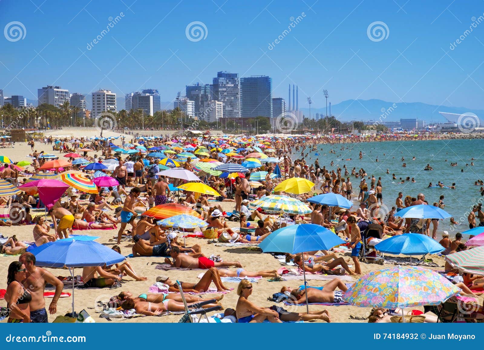Leute Bei Platja Del Bogatell Setzen In Barcelona Spanien Auf Den Strand Redaktionelles Stockfotografie Bild Von Ozean Mittelmeer 74184932