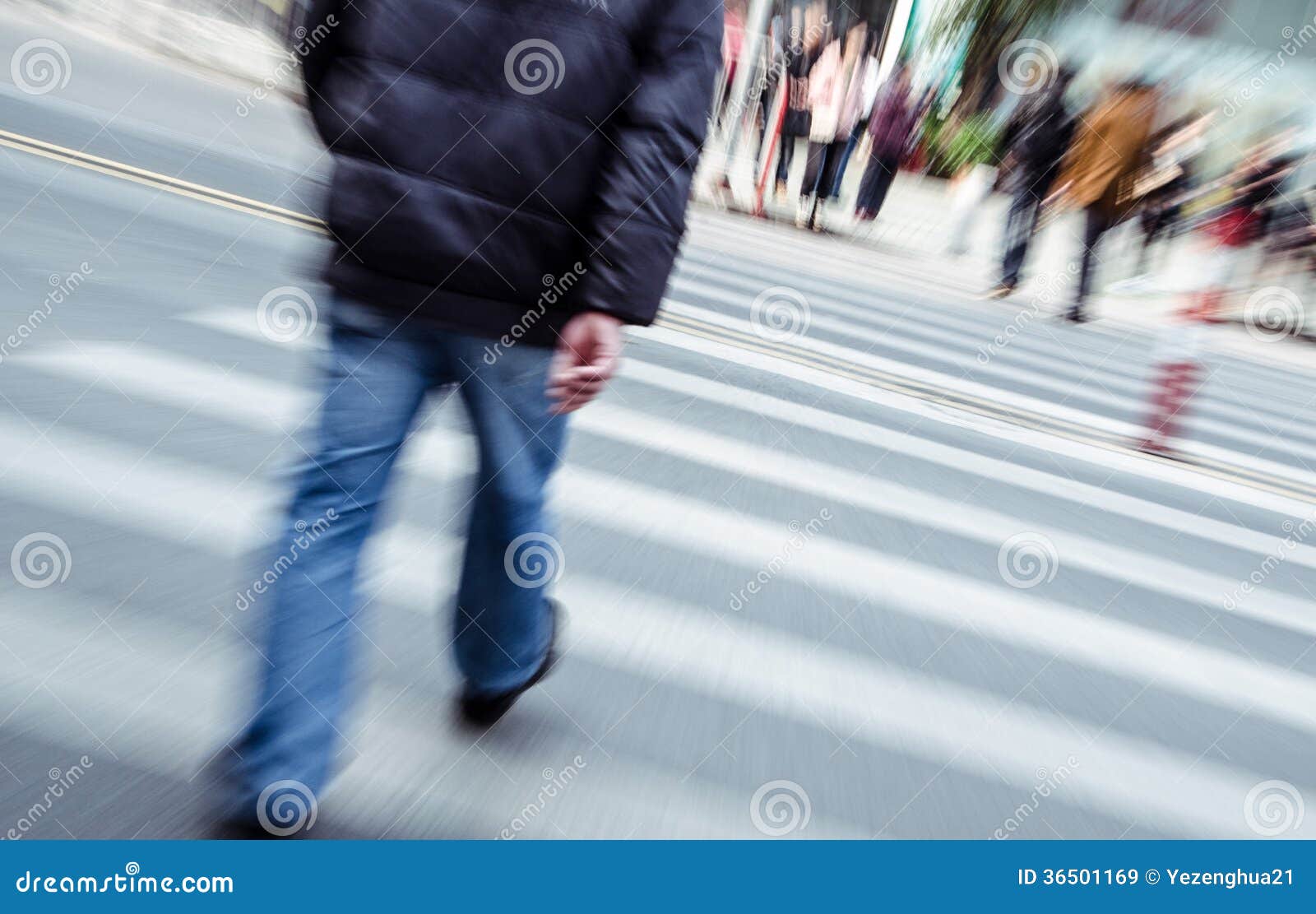 Leute, die auf Großstadtstraße gehen. Leute, die auf Großstadtstraße, unscharfer Bewegungsgehen, Zebrastreifen Zusammenfassung?